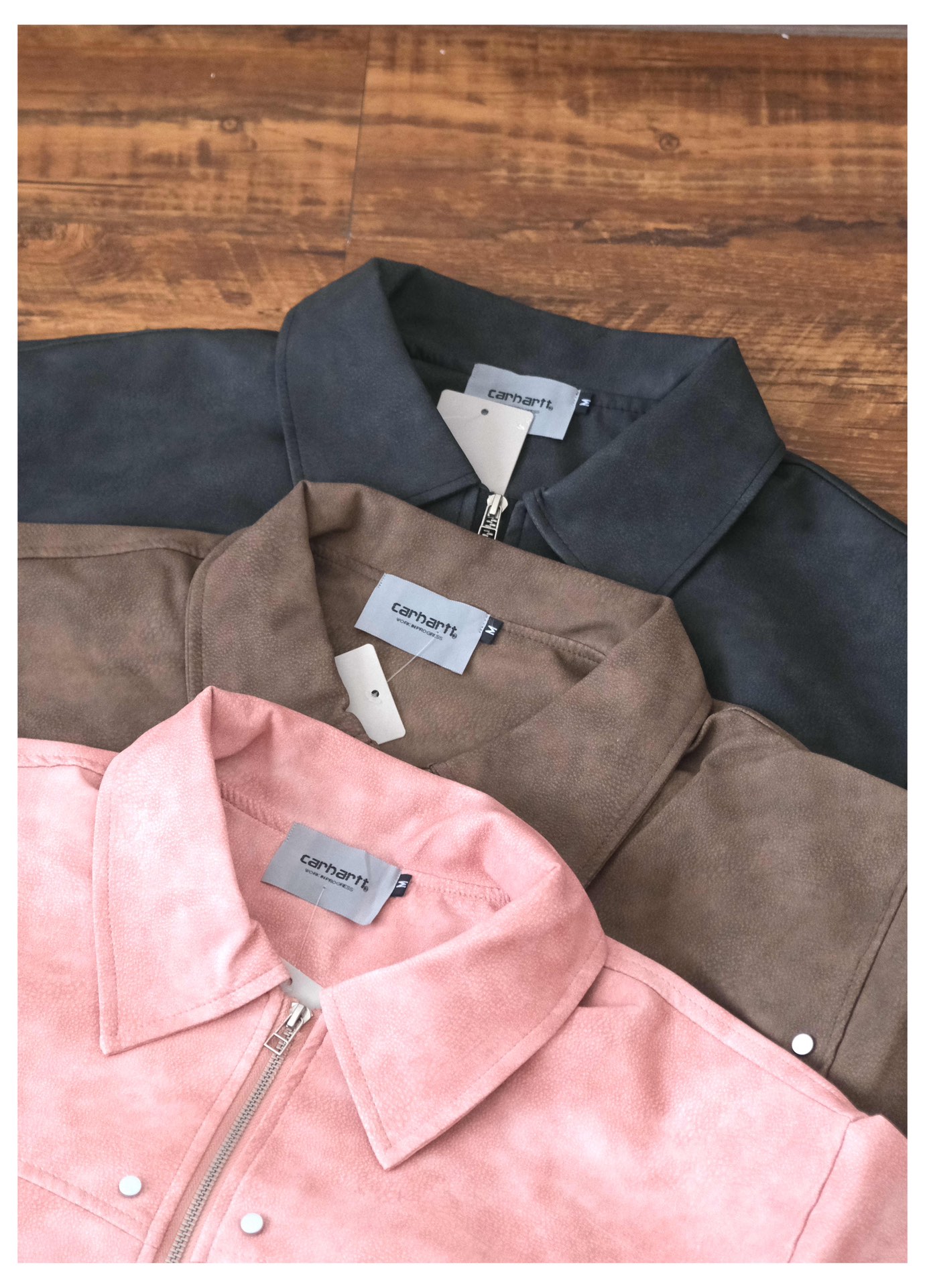 💰125款号271
Carhartt 24Fw 卡哈特春季美拉德美式复古皮衣外套 满满的cleanfit高级感
有点美式复古内味 每个颜色都是经典耐穿 怎么搭配都不会腻 廓形版型包容性强 不挑身材 经典衬衫式翻领设计 简单大方 舒适百搭 袖口采用高支高密进口螺纹设计 贴合手腕 多种穿搭方式 侧缝插袋设计 实用方便 简单美观 拉链门禁设计 添加了时尚潮流感 精选优质进口复古皮面料 柔软舒适 纹理清晰 做工精细 每个颜色都是衣柜里的必备单品 定制卡哈特经典皮标logo 凸显品牌身份 不挑身材不挑年龄 情侣可穿
颜色:棕色 黑色 粉色
尺码:M L XL
M衣长67 胸围134 袖长58
L衣长70 胸围140 袖长60
XL衣长73 胸围146 袖长62