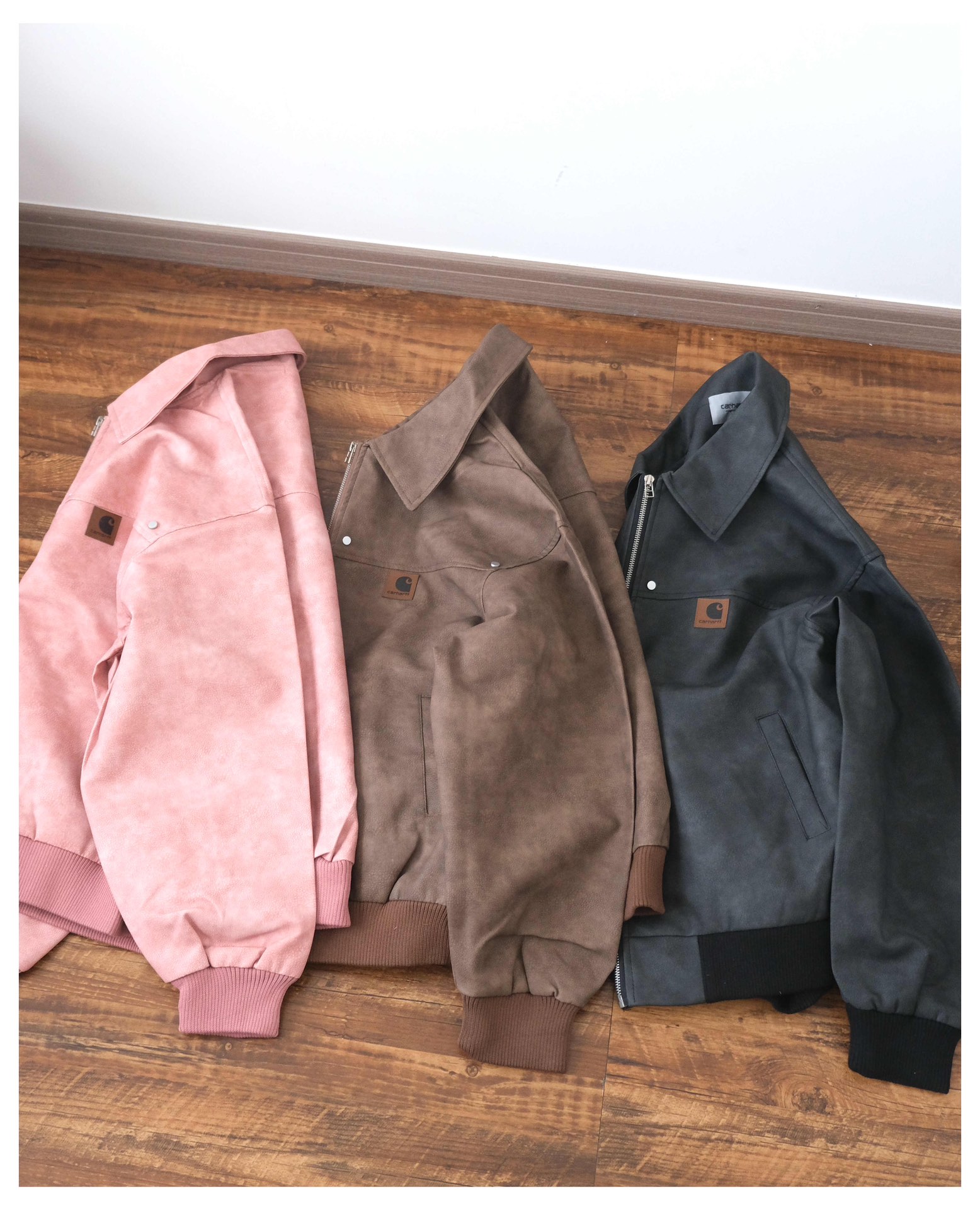 💰125款号271
Carhartt 24Fw 卡哈特春季美拉德美式复古皮衣外套 满满的cleanfit高级感
有点美式复古内味 每个颜色都是经典耐穿 怎么搭配都不会腻 廓形版型包容性强 不挑身材 经典衬衫式翻领设计 简单大方 舒适百搭 袖口采用高支高密进口螺纹设计 贴合手腕 多种穿搭方式 侧缝插袋设计 实用方便 简单美观 拉链门禁设计 添加了时尚潮流感 精选优质进口复古皮面料 柔软舒适 纹理清晰 做工精细 每个颜色都是衣柜里的必备单品 定制卡哈特经典皮标logo 凸显品牌身份 不挑身材不挑年龄 情侣可穿
颜色:棕色 黑色 粉色
尺码:M L XL
M衣长67 胸围134 袖长58
L衣长70 胸围140 袖长60
XL衣长73 胸围146 袖长62
