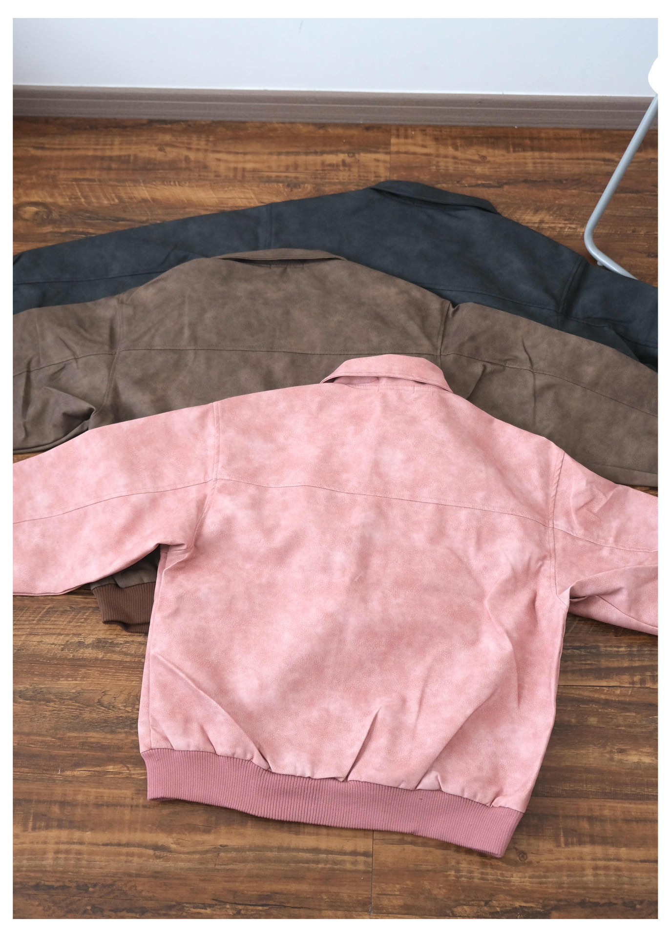 💰125款号271
Carhartt 24Fw 卡哈特春季美拉德美式复古皮衣外套 满满的cleanfit高级感
有点美式复古内味 每个颜色都是经典耐穿 怎么搭配都不会腻 廓形版型包容性强 不挑身材 经典衬衫式翻领设计 简单大方 舒适百搭 袖口采用高支高密进口螺纹设计 贴合手腕 多种穿搭方式 侧缝插袋设计 实用方便 简单美观 拉链门禁设计 添加了时尚潮流感 精选优质进口复古皮面料 柔软舒适 纹理清晰 做工精细 每个颜色都是衣柜里的必备单品 定制卡哈特经典皮标logo 凸显品牌身份 不挑身材不挑年龄 情侣可穿
颜色:棕色 黑色 粉色
尺码:M L XL
M衣长67 胸围134 袖长58
L衣长70 胸围140 袖长60
XL衣长73 胸围146 袖长62