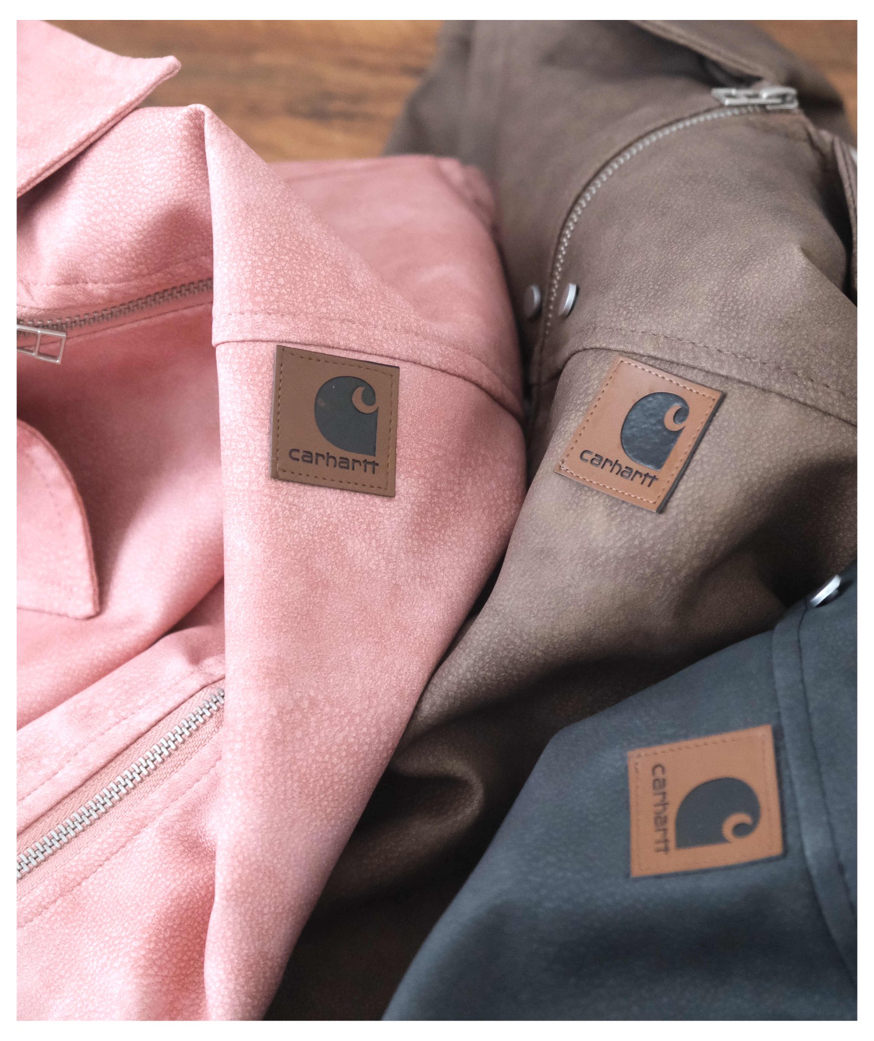 💰125款号271
Carhartt 24Fw 卡哈特春季美拉德美式复古皮衣外套 满满的cleanfit高级感
有点美式复古内味 每个颜色都是经典耐穿 怎么搭配都不会腻 廓形版型包容性强 不挑身材 经典衬衫式翻领设计 简单大方 舒适百搭 袖口采用高支高密进口螺纹设计 贴合手腕 多种穿搭方式 侧缝插袋设计 实用方便 简单美观 拉链门禁设计 添加了时尚潮流感 精选优质进口复古皮面料 柔软舒适 纹理清晰 做工精细 每个颜色都是衣柜里的必备单品 定制卡哈特经典皮标logo 凸显品牌身份 不挑身材不挑年龄 情侣可穿
颜色:棕色 黑色 粉色
尺码:M L XL
M衣长67 胸围134 袖长58
L衣长70 胸围140 袖长60
XL衣长73 胸围146 袖长62