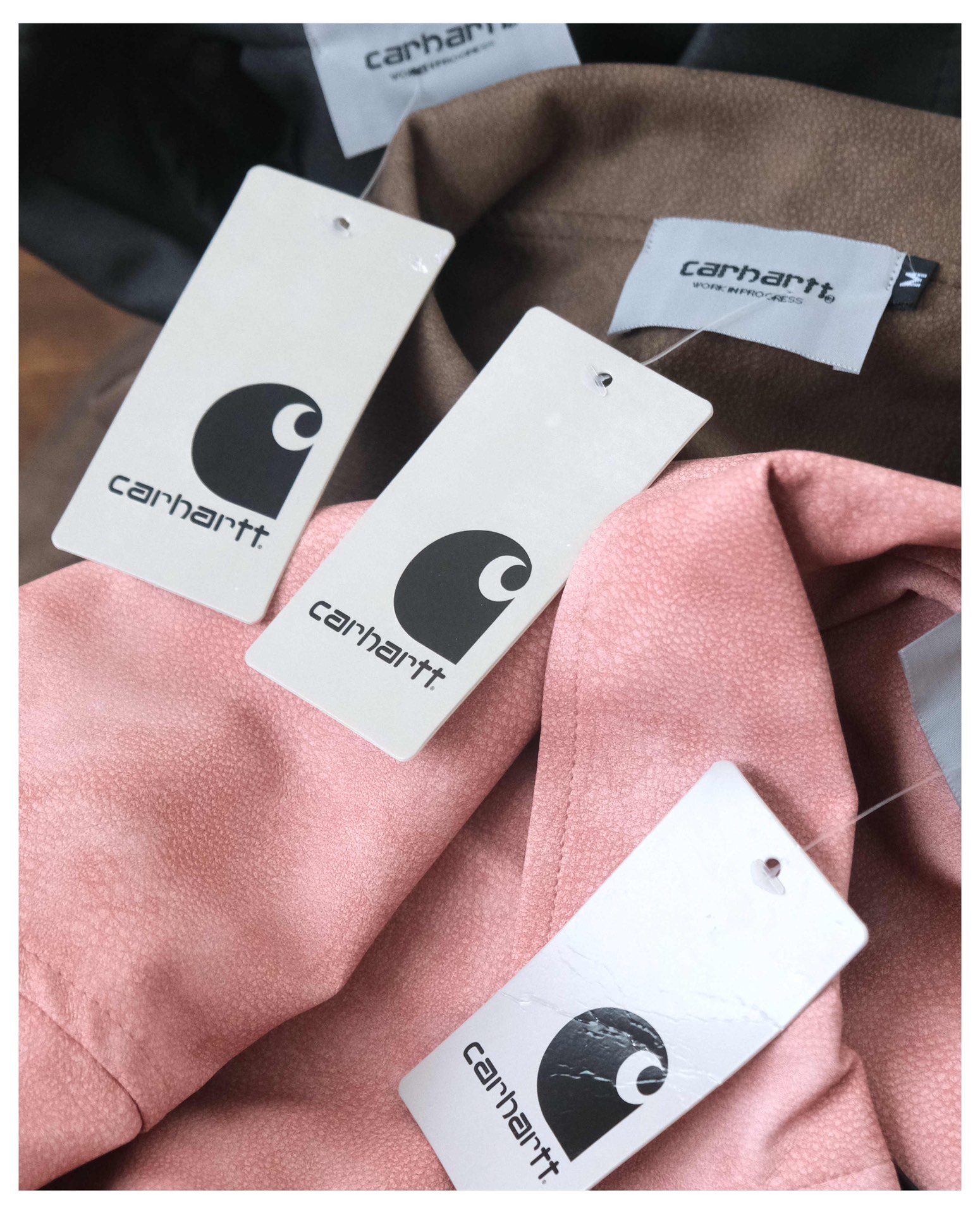 💰125款号271
Carhartt 24Fw 卡哈特春季美拉德美式复古皮衣外套 满满的cleanfit高级感
有点美式复古内味 每个颜色都是经典耐穿 怎么搭配都不会腻 廓形版型包容性强 不挑身材 经典衬衫式翻领设计 简单大方 舒适百搭 袖口采用高支高密进口螺纹设计 贴合手腕 多种穿搭方式 侧缝插袋设计 实用方便 简单美观 拉链门禁设计 添加了时尚潮流感 精选优质进口复古皮面料 柔软舒适 纹理清晰 做工精细 每个颜色都是衣柜里的必备单品 定制卡哈特经典皮标logo 凸显品牌身份 不挑身材不挑年龄 情侣可穿
颜色:棕色 黑色 粉色
尺码:M L XL
M衣长67 胸围134 袖长58
L衣长70 胸围140 袖长60
XL衣长73 胸围146 袖长62