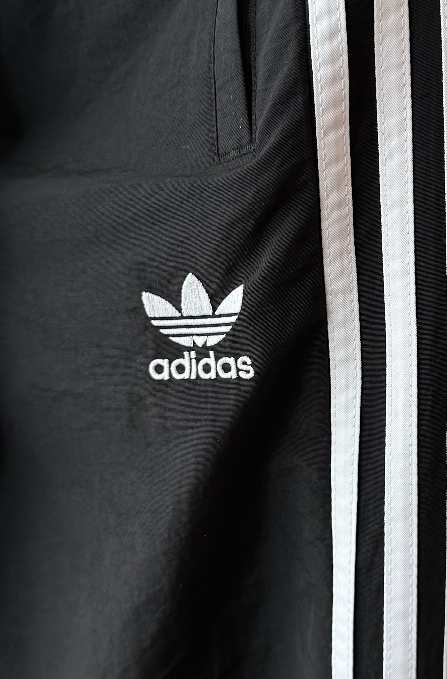 💰115
ad女裤2025秋款运动休闲梭织直筒宽松长裤
一直想出一款平价长裤,选来选去选了这个经典款,大家也看到了上身效果真的超棒的而且价格也不高。
成衣肤感柔滑,但是软而不塌。虽然是直筒版型,但是上身不显臃肿,反而清清爽爽更提气质更显青春活力。
这款看着平平无奇,但是属于内有乾坤的那种。比如面料,这个市面上是没有现成的成品面料的,需要特殊定制去复合,光是面料都做了好几个批次,相当耗工时。相对于一些直接用小毛圈或者普通梭织做的裤子,我们这款品相和质感更显轻奢。看色泽你就能感受到,一般毛圈是哑光偏多,光泽感没我们这款这么强,垂感也赶不上。就算有些光泽感趋近的梭织面料,第一它透气性没这么好,第二肤感赶不上,第三垂感也还是赶不上,上身没办法出效果。
辅料上老白也是定做的,其他不谈,裤脚和口袋的四条拉链我们都比通货贵出两倍,呈现给大家的质感也是立竿见影,显而易见的,这点大家看图就能感受到。
其他做工上,细节把控都很到位,侧边三道杠对位整齐,走线平整。腰边内里也没有缠线打结状况,处理的都很干净。
喜欢的闭眼入吧,到手后你就会发现质感真的很nice
颜色:黑色 蓝色
尺码:S~2XL
尺码 裤长 臀围 腰围
S 100 100 66
M 102 104 70
L 104 108 74
XL 106 112 76
2XL 108 116 78