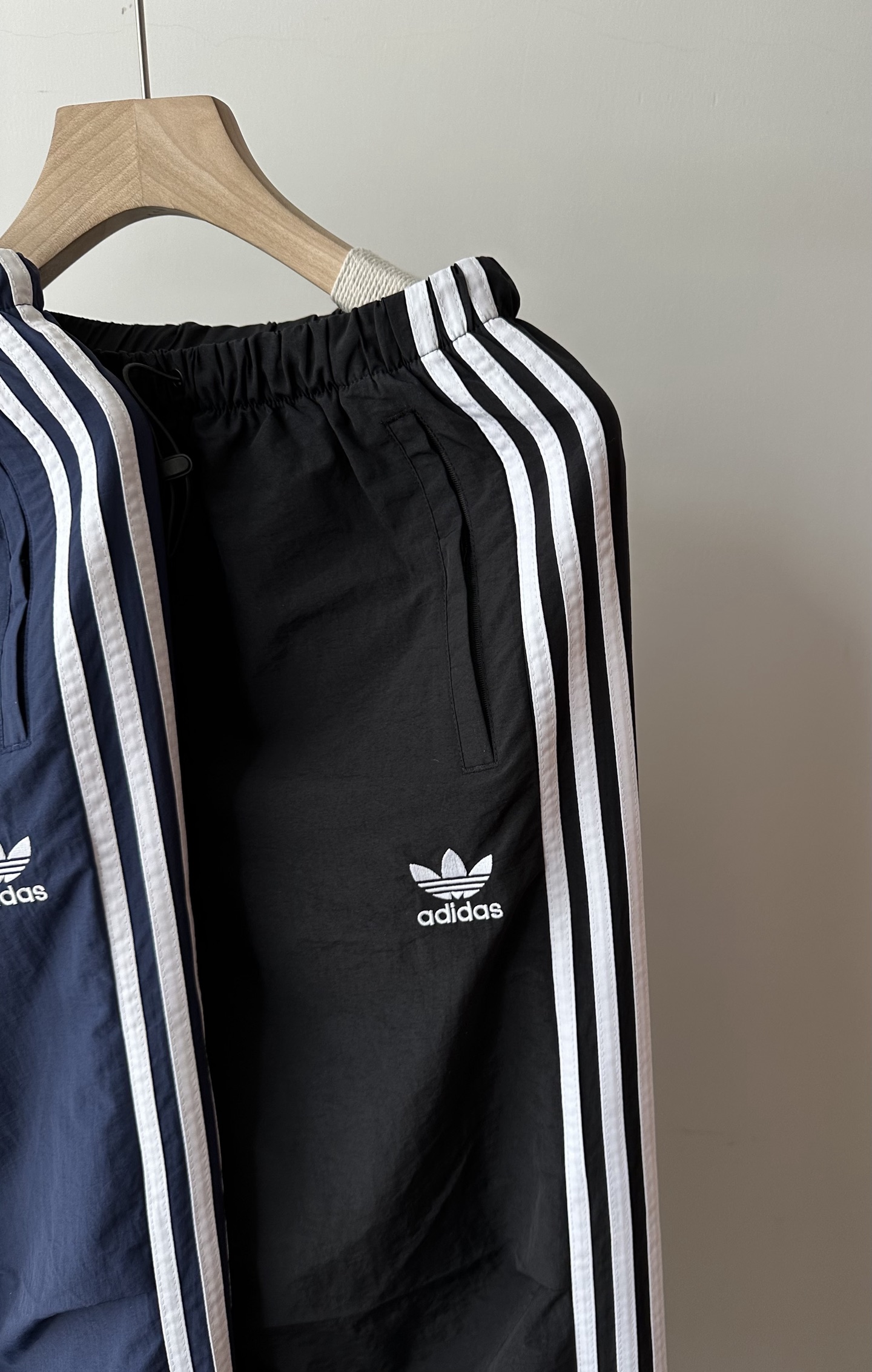 💰115
ad女裤2025秋款运动休闲梭织直筒宽松长裤
一直想出一款平价长裤,选来选去选了这个经典款,大家也看到了上身效果真的超棒的而且价格也不高。
成衣肤感柔滑,但是软而不塌。虽然是直筒版型,但是上身不显臃肿,反而清清爽爽更提气质更显青春活力。
这款看着平平无奇,但是属于内有乾坤的那种。比如面料,这个市面上是没有现成的成品面料的,需要特殊定制去复合,光是面料都做了好几个批次,相当耗工时。相对于一些直接用小毛圈或者普通梭织做的裤子,我们这款品相和质感更显轻奢。看色泽你就能感受到,一般毛圈是哑光偏多,光泽感没我们这款这么强,垂感也赶不上。就算有些光泽感趋近的梭织面料,第一它透气性没这么好,第二肤感赶不上,第三垂感也还是赶不上,上身没办法出效果。
辅料上老白也是定做的,其他不谈,裤脚和口袋的四条拉链我们都比通货贵出两倍,呈现给大家的质感也是立竿见影,显而易见的,这点大家看图就能感受到。
其他做工上,细节把控都很到位,侧边三道杠对位整齐,走线平整。腰边内里也没有缠线打结状况,处理的都很干净。
喜欢的闭眼入吧,到手后你就会发现质感真的很nice
颜色:黑色 蓝色
尺码:S~2XL
尺码 裤长 臀围 腰围
S 100 100 66
M 102 104 70
L 104 108 74
XL 106 112 76
2XL 108 116 78