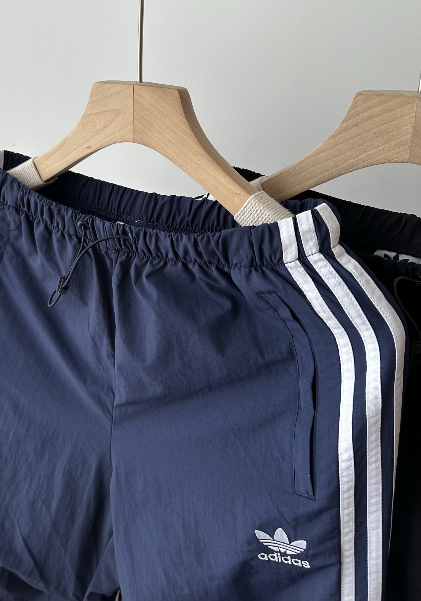 💰115
ad女裤2025秋款运动休闲梭织直筒宽松长裤
一直想出一款平价长裤,选来选去选了这个经典款,大家也看到了上身效果真的超棒的而且价格也不高。
成衣肤感柔滑,但是软而不塌。虽然是直筒版型,但是上身不显臃肿,反而清清爽爽更提气质更显青春活力。
这款看着平平无奇,但是属于内有乾坤的那种。比如面料,这个市面上是没有现成的成品面料的,需要特殊定制去复合,光是面料都做了好几个批次,相当耗工时。相对于一些直接用小毛圈或者普通梭织做的裤子,我们这款品相和质感更显轻奢。看色泽你就能感受到,一般毛圈是哑光偏多,光泽感没我们这款这么强,垂感也赶不上。就算有些光泽感趋近的梭织面料,第一它透气性没这么好,第二肤感赶不上,第三垂感也还是赶不上,上身没办法出效果。
辅料上老白也是定做的,其他不谈,裤脚和口袋的四条拉链我们都比通货贵出两倍,呈现给大家的质感也是立竿见影,显而易见的,这点大家看图就能感受到。
其他做工上,细节把控都很到位,侧边三道杠对位整齐,走线平整。腰边内里也没有缠线打结状况,处理的都很干净。
喜欢的闭眼入吧,到手后你就会发现质感真的很nice
颜色:黑色 蓝色
尺码:S~2XL
尺码 裤长 臀围 腰围
S 100 100 66
M 102 104 70
L 104 108 74
XL 106 112 76
2XL 108 116 78