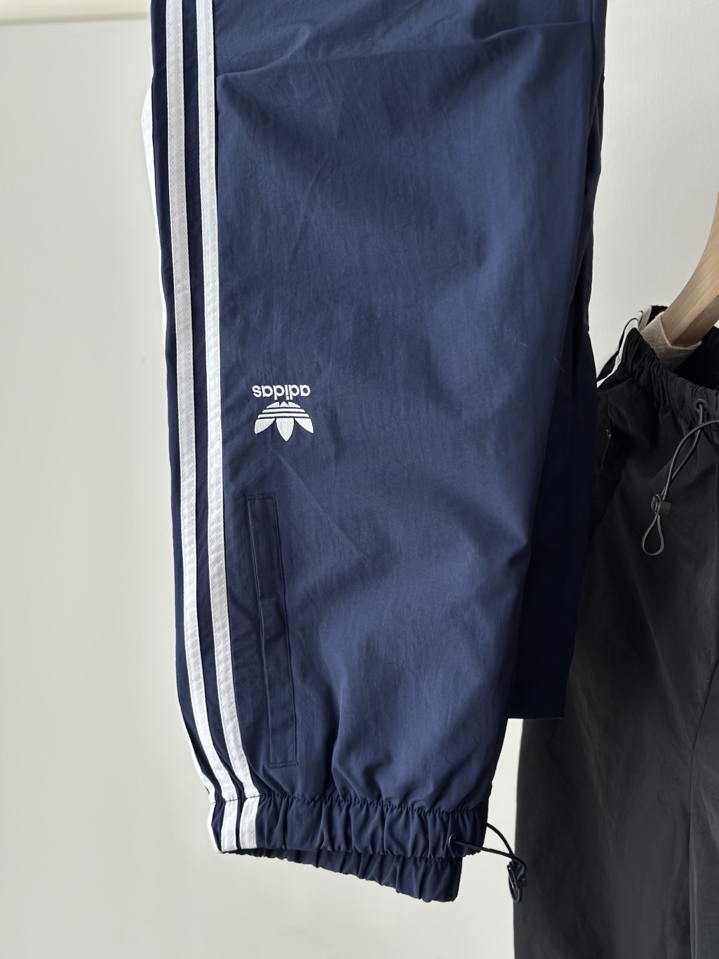 💰115
ad女裤2025秋款运动休闲梭织直筒宽松长裤
一直想出一款平价长裤,选来选去选了这个经典款,大家也看到了上身效果真的超棒的而且价格也不高。
成衣肤感柔滑,但是软而不塌。虽然是直筒版型,但是上身不显臃肿,反而清清爽爽更提气质更显青春活力。
这款看着平平无奇,但是属于内有乾坤的那种。比如面料,这个市面上是没有现成的成品面料的,需要特殊定制去复合,光是面料都做了好几个批次,相当耗工时。相对于一些直接用小毛圈或者普通梭织做的裤子,我们这款品相和质感更显轻奢。看色泽你就能感受到,一般毛圈是哑光偏多,光泽感没我们这款这么强,垂感也赶不上。就算有些光泽感趋近的梭织面料,第一它透气性没这么好,第二肤感赶不上,第三垂感也还是赶不上,上身没办法出效果。
辅料上老白也是定做的,其他不谈,裤脚和口袋的四条拉链我们都比通货贵出两倍,呈现给大家的质感也是立竿见影,显而易见的,这点大家看图就能感受到。
其他做工上,细节把控都很到位,侧边三道杠对位整齐,走线平整。腰边内里也没有缠线打结状况,处理的都很干净。
喜欢的闭眼入吧,到手后你就会发现质感真的很nice
颜色:黑色 蓝色
尺码:S~2XL
尺码 裤长 臀围 腰围
S 100 100 66
M 102 104 70
L 104 108 74
XL 106 112 76
2XL 108 116 78