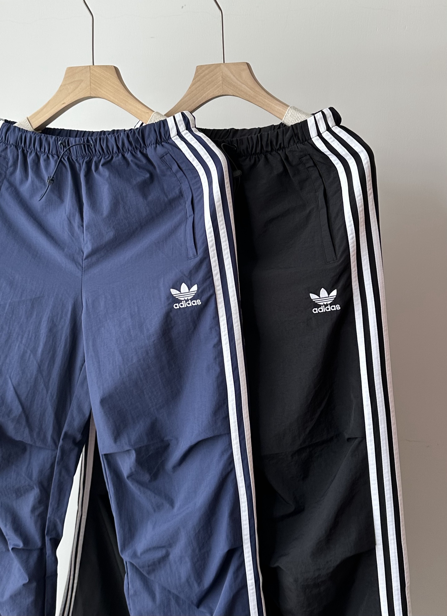 💰115
ad女裤2025秋款运动休闲梭织直筒宽松长裤
一直想出一款平价长裤,选来选去选了这个经典款,大家也看到了上身效果真的超棒的而且价格也不高。
成衣肤感柔滑,但是软而不塌。虽然是直筒版型,但是上身不显臃肿,反而清清爽爽更提气质更显青春活力。
这款看着平平无奇,但是属于内有乾坤的那种。比如面料,这个市面上是没有现成的成品面料的,需要特殊定制去复合,光是面料都做了好几个批次,相当耗工时。相对于一些直接用小毛圈或者普通梭织做的裤子,我们这款品相和质感更显轻奢。看色泽你就能感受到,一般毛圈是哑光偏多,光泽感没我们这款这么强,垂感也赶不上。就算有些光泽感趋近的梭织面料,第一它透气性没这么好,第二肤感赶不上,第三垂感也还是赶不上,上身没办法出效果。
辅料上老白也是定做的,其他不谈,裤脚和口袋的四条拉链我们都比通货贵出两倍,呈现给大家的质感也是立竿见影,显而易见的,这点大家看图就能感受到。
其他做工上,细节把控都很到位,侧边三道杠对位整齐,走线平整。腰边内里也没有缠线打结状况,处理的都很干净。
喜欢的闭眼入吧,到手后你就会发现质感真的很nice
颜色:黑色 蓝色
尺码:S~2XL
尺码 裤长 臀围 腰围
S 100 100 66
M 102 104 70
L 104 108 74
XL 106 112 76
2XL 108 116 78