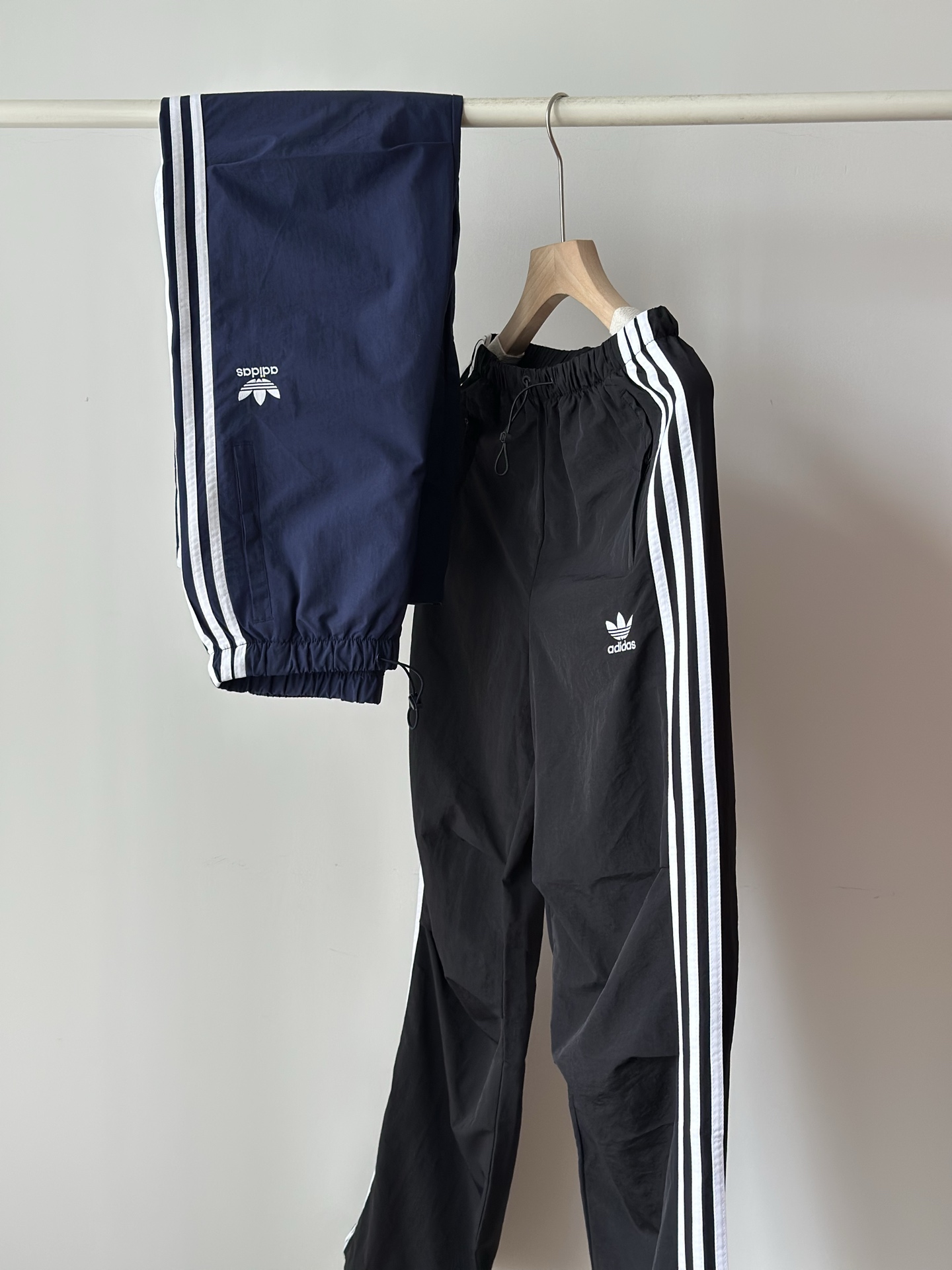 💰115
ad女裤2025秋款运动休闲梭织直筒宽松长裤
一直想出一款平价长裤,选来选去选了这个经典款,大家也看到了上身效果真的超棒的而且价格也不高。
成衣肤感柔滑,但是软而不塌。虽然是直筒版型,但是上身不显臃肿,反而清清爽爽更提气质更显青春活力。
这款看着平平无奇,但是属于内有乾坤的那种。比如面料,这个市面上是没有现成的成品面料的,需要特殊定制去复合,光是面料都做了好几个批次,相当耗工时。相对于一些直接用小毛圈或者普通梭织做的裤子,我们这款品相和质感更显轻奢。看色泽你就能感受到,一般毛圈是哑光偏多,光泽感没我们这款这么强,垂感也赶不上。就算有些光泽感趋近的梭织面料,第一它透气性没这么好,第二肤感赶不上,第三垂感也还是赶不上,上身没办法出效果。
辅料上老白也是定做的,其他不谈,裤脚和口袋的四条拉链我们都比通货贵出两倍,呈现给大家的质感也是立竿见影,显而易见的,这点大家看图就能感受到。
其他做工上,细节把控都很到位,侧边三道杠对位整齐,走线平整。腰边内里也没有缠线打结状况,处理的都很干净。
喜欢的闭眼入吧,到手后你就会发现质感真的很nice
颜色:黑色 蓝色
尺码:S~2XL
尺码 裤长 臀围 腰围
S 100 100 66
M 102 104 70
L 104 108 74
XL 106 112 76
2XL 108 116 78