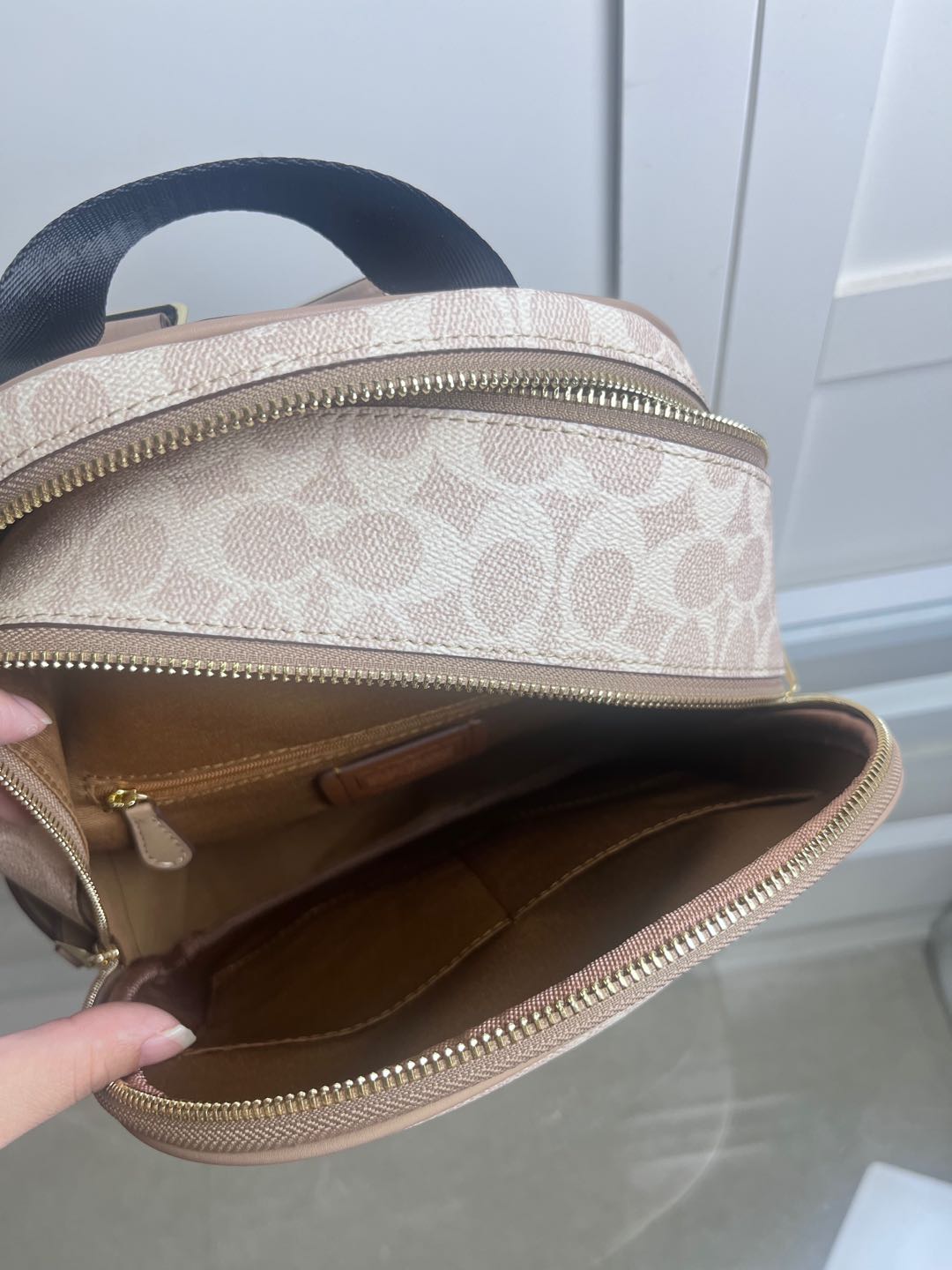 COa中号PVC配皮双肩背包 - 超大容量で便利なデザイン