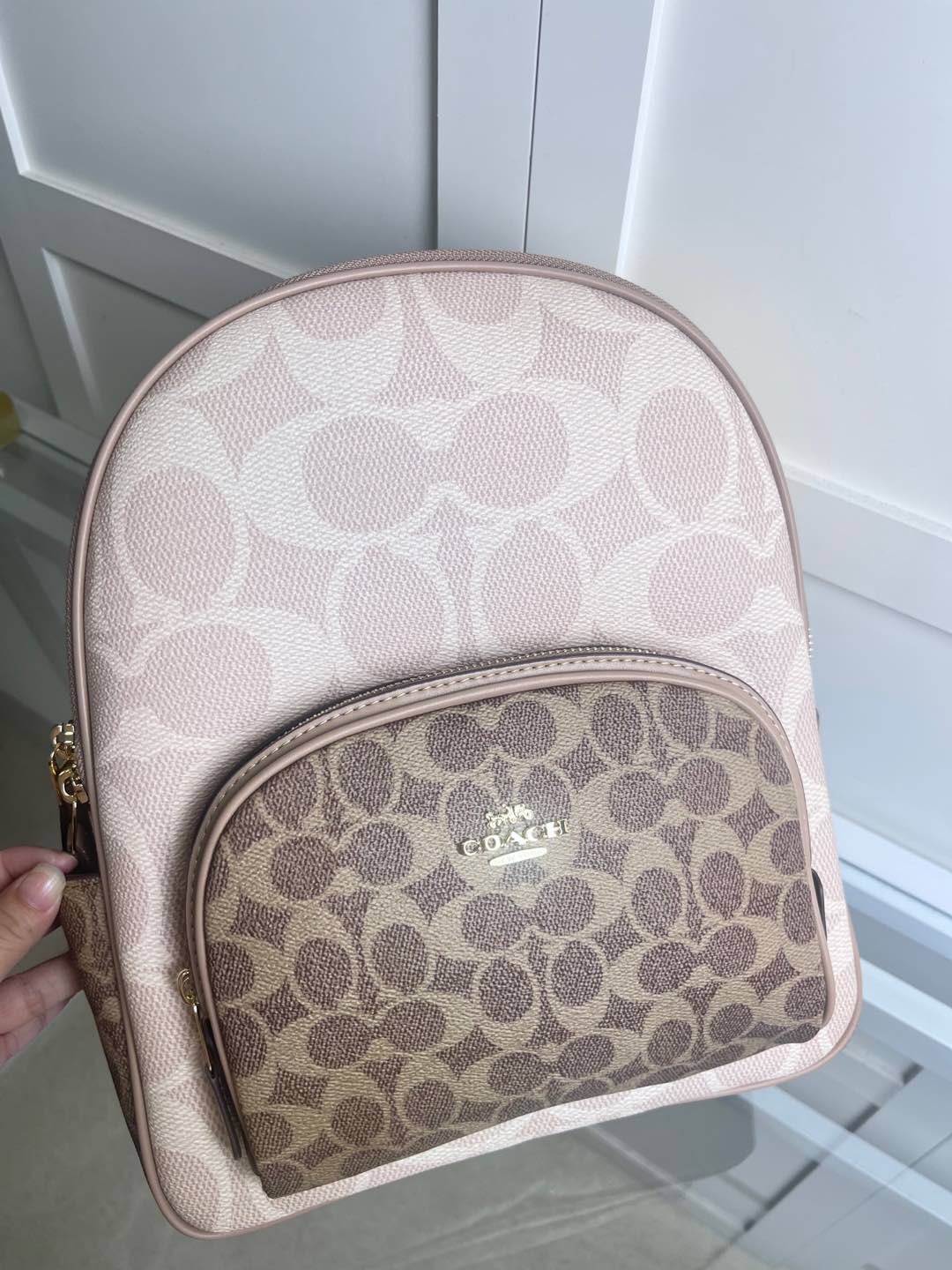 COa中号PVC配皮双肩背包 - 超大容量で便利なデザイン