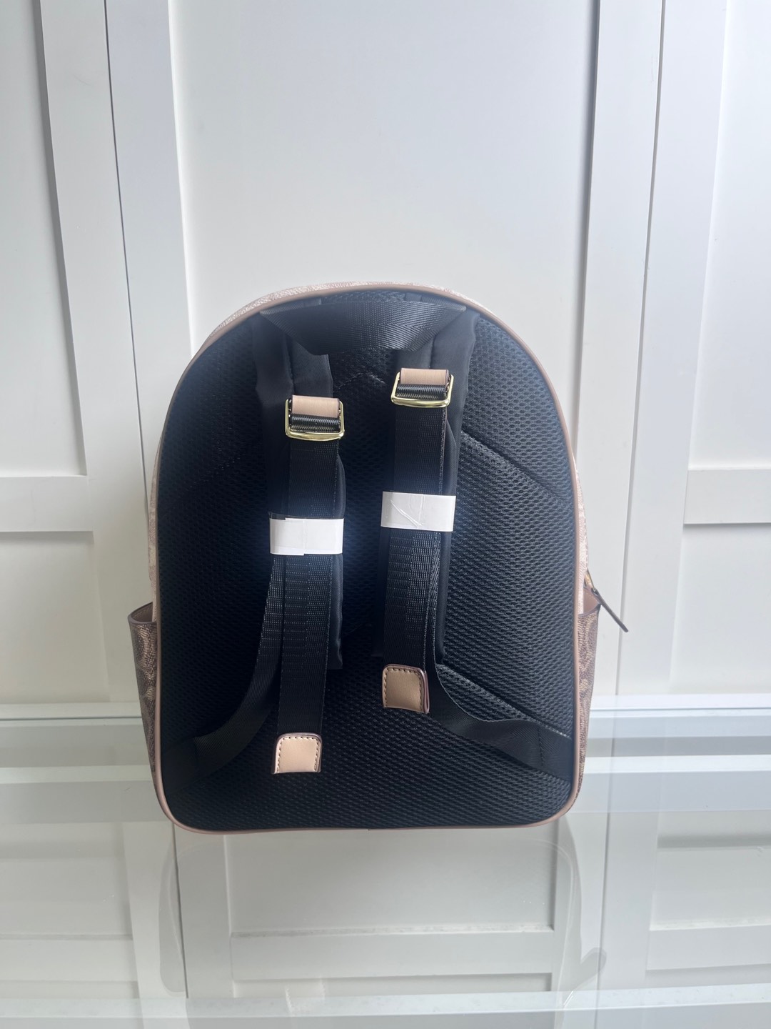 COa中号PVC配皮双肩背包 - 超大容量で便利なデザイン