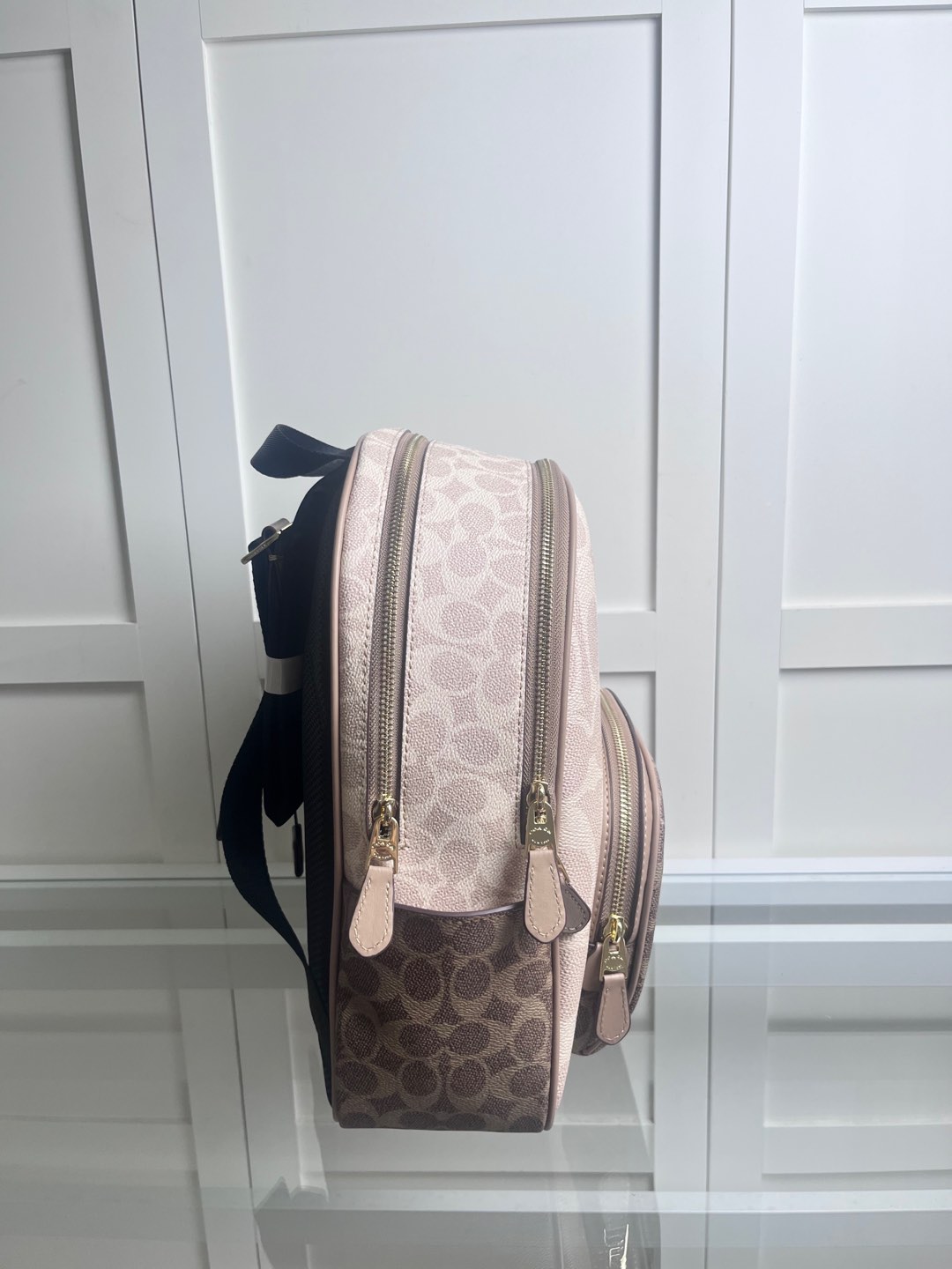 COa中号PVC配皮双肩背包 - 超大容量で便利なデザイン