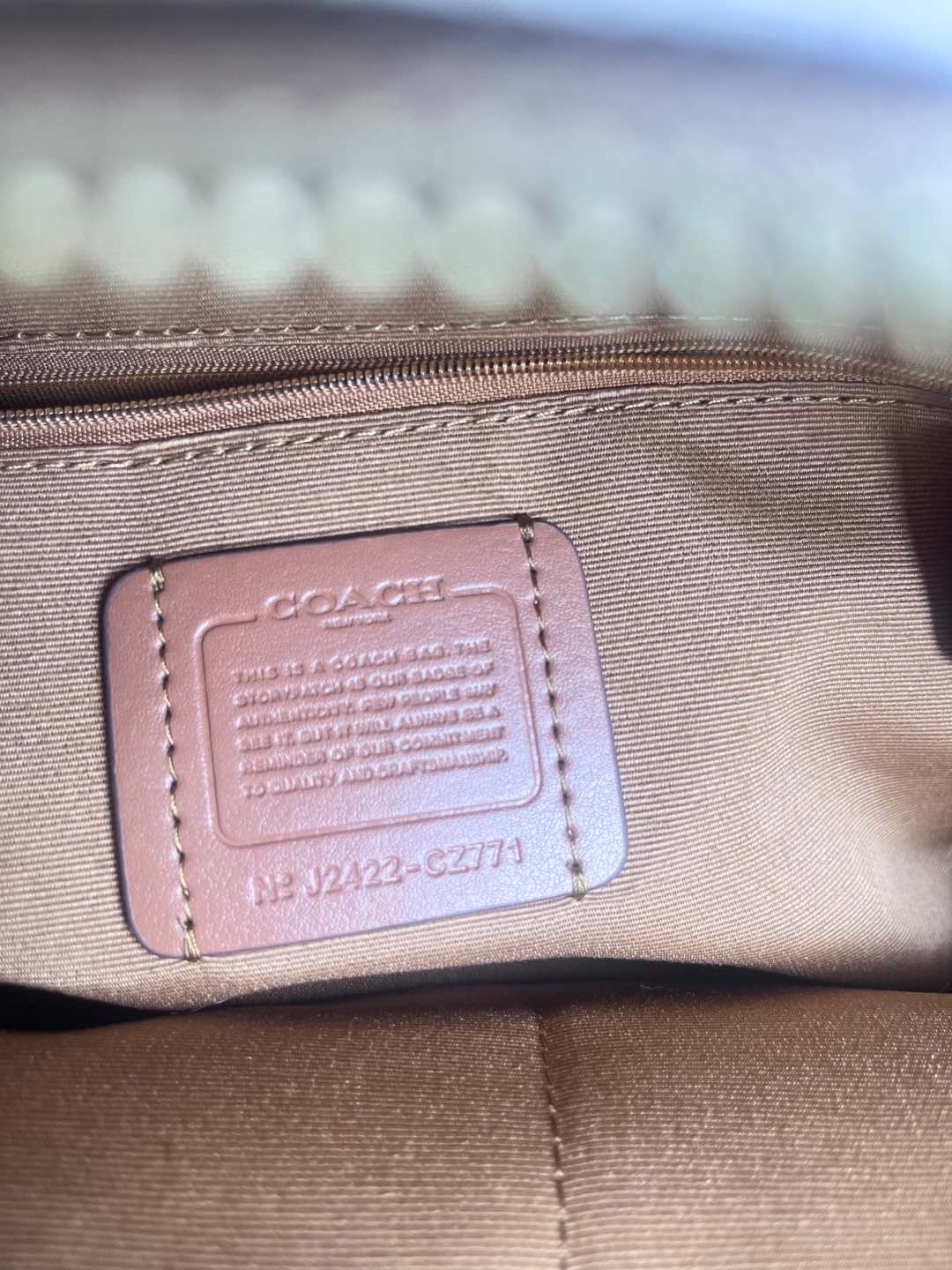 COa中号PVC配皮双肩背包 - 超大容量で便利なデザイン