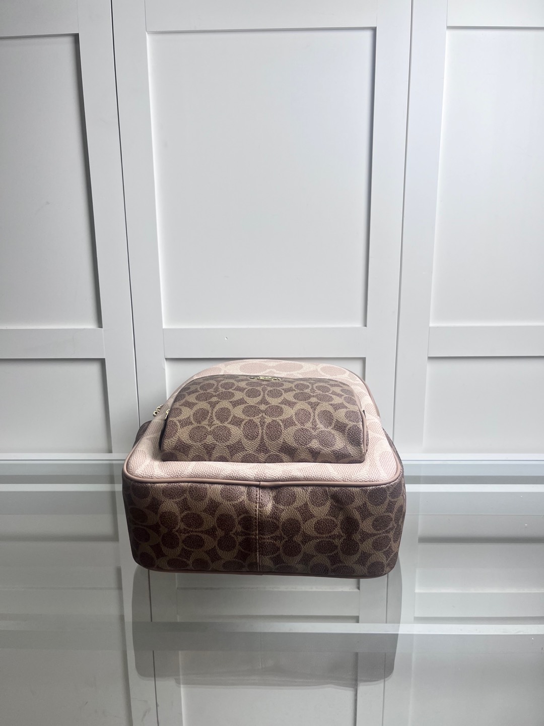 COa中号PVC配皮双肩背包 - 超大容量で便利なデザイン