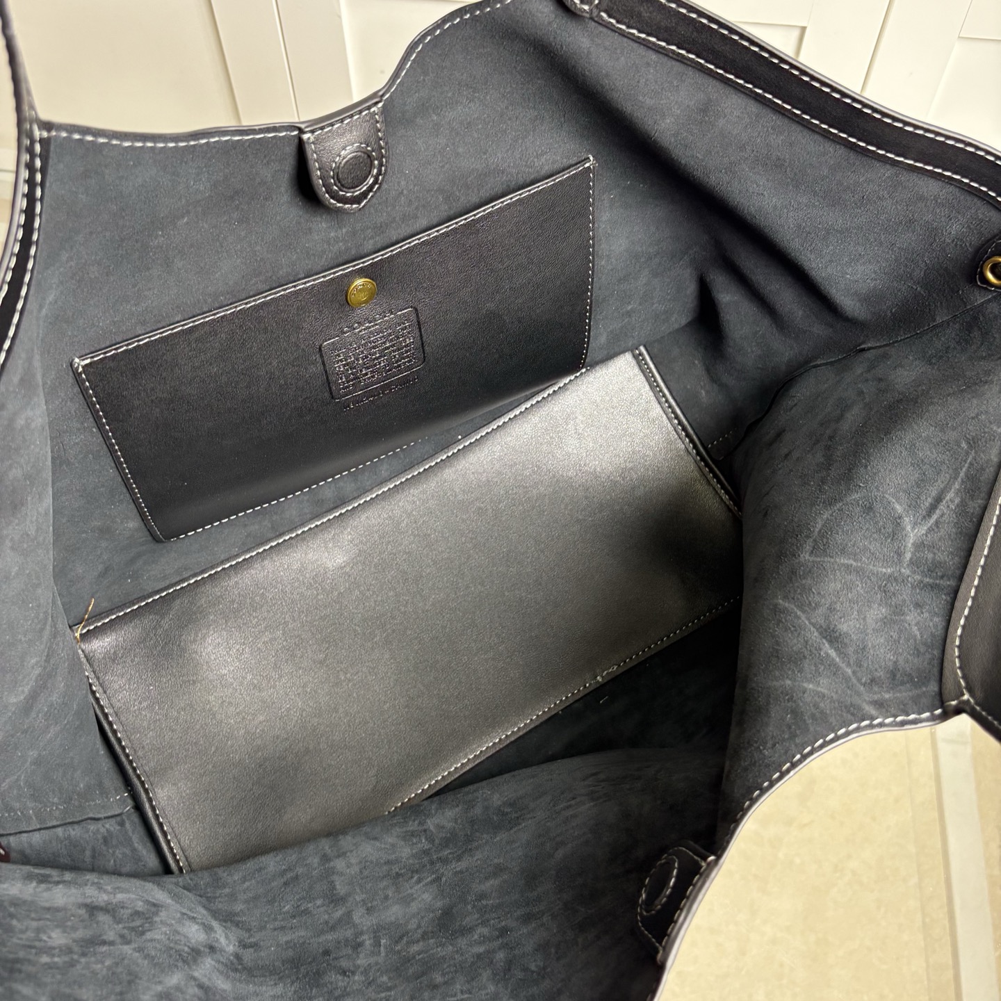 CAM00ブラックトートバッグ - シンプルでスタイリッシュなデザイン