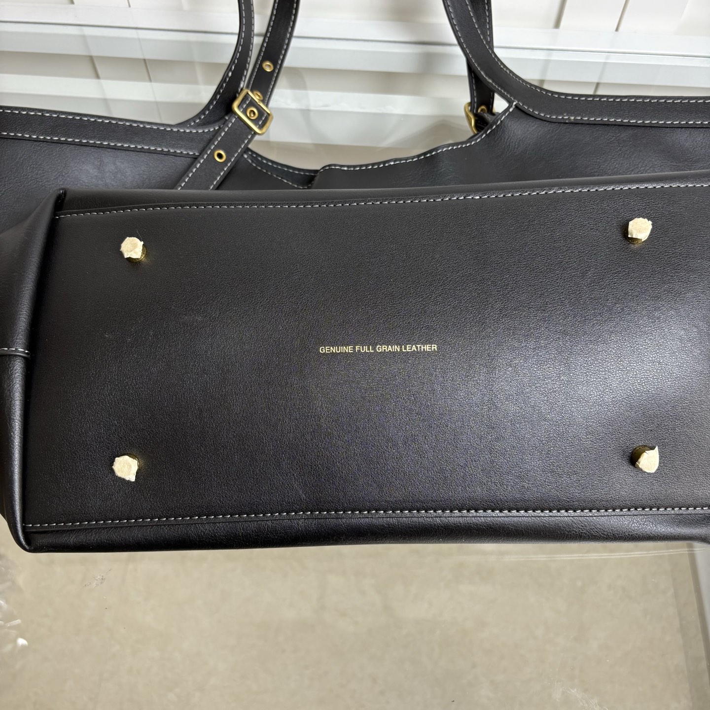 CAM00ブラックトートバッグ - シンプルでスタイリッシュなデザイン