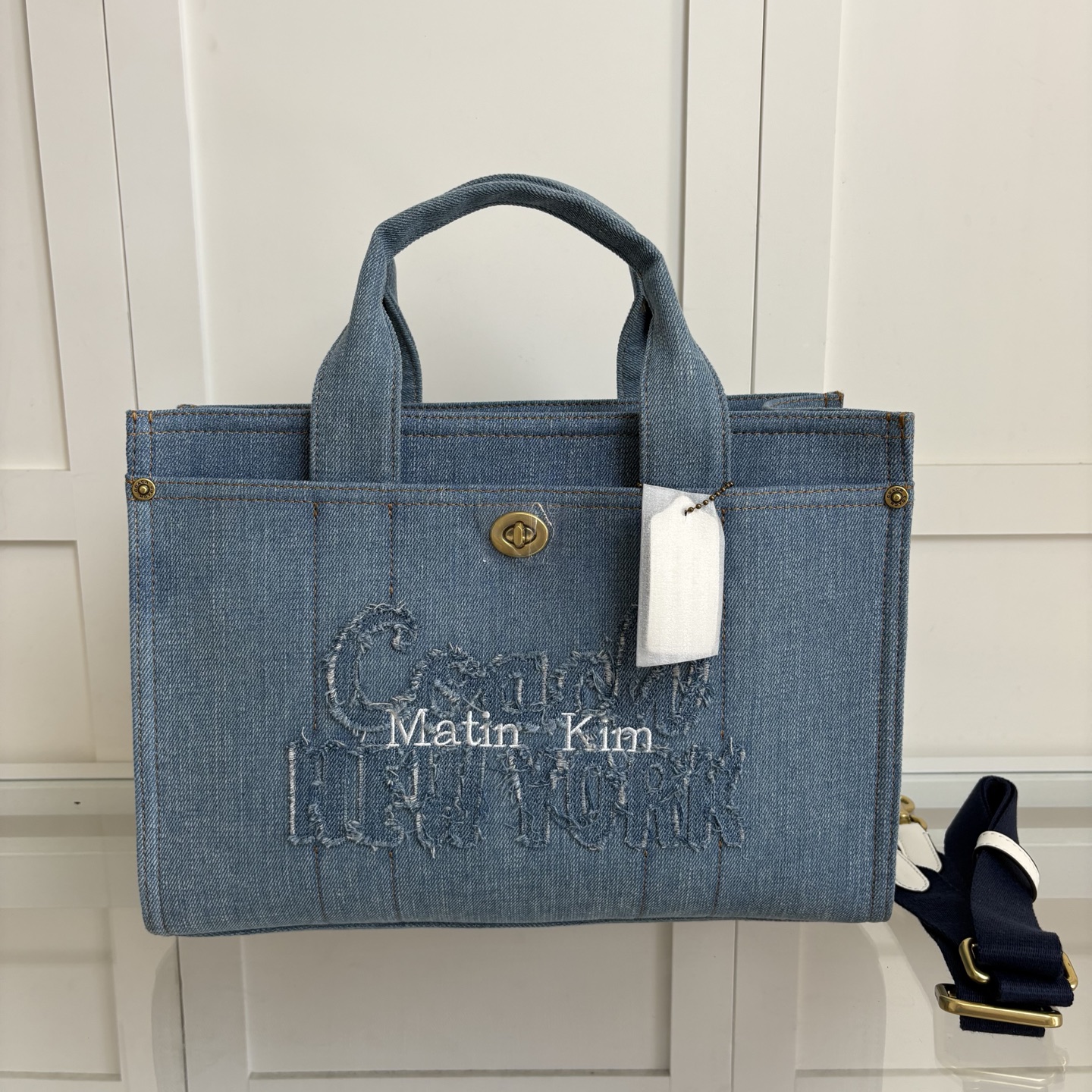 COACH MATIN KIM CARGO tote bag, a new style from Coach, is a must-have for daily commuting. It meets daily needs with its exquisite letter embroidery and secure zip closure design. Model CAZ28, size 32*23*11 cm. image 1
