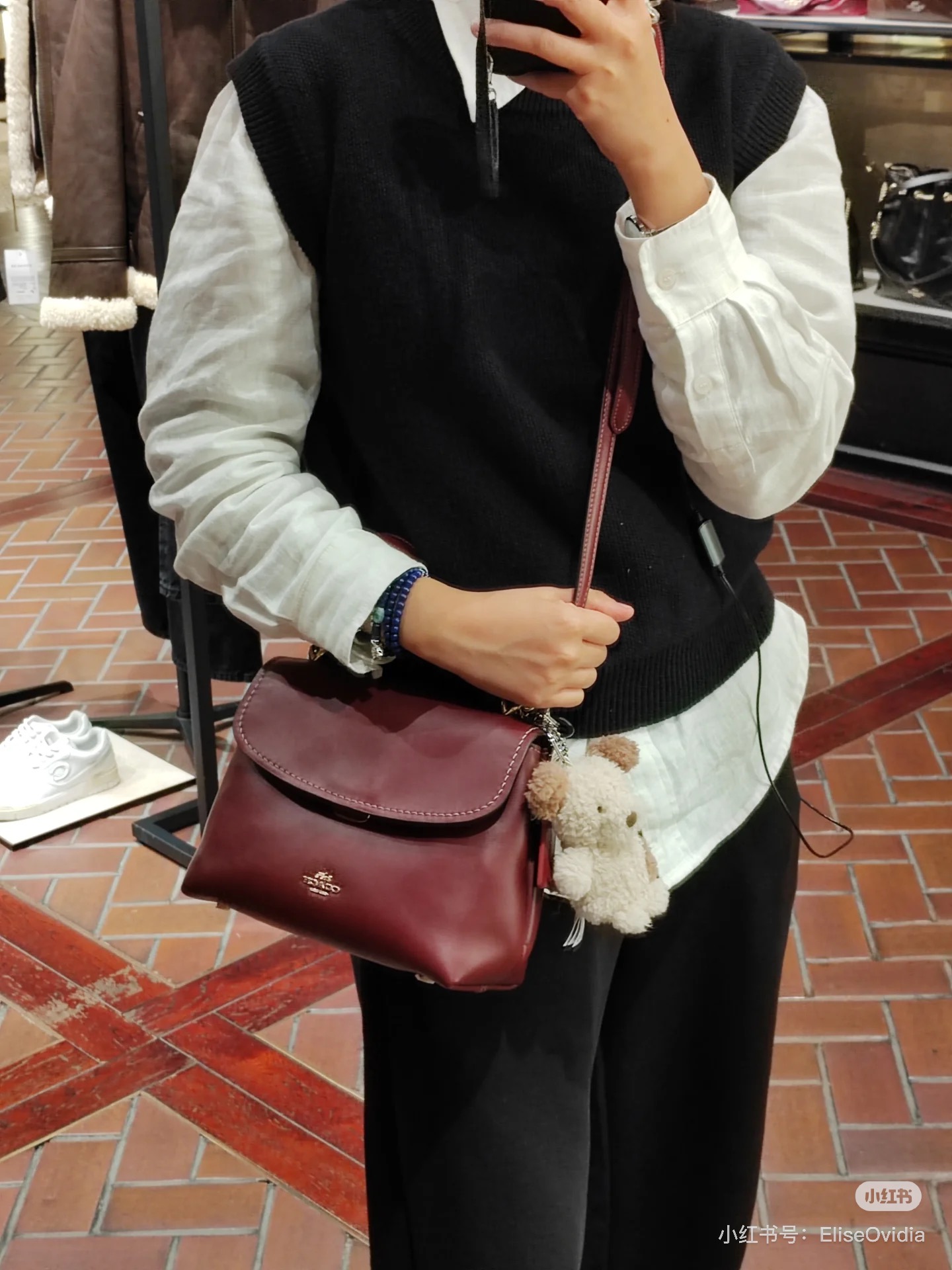 Coach Blogger upper body picture