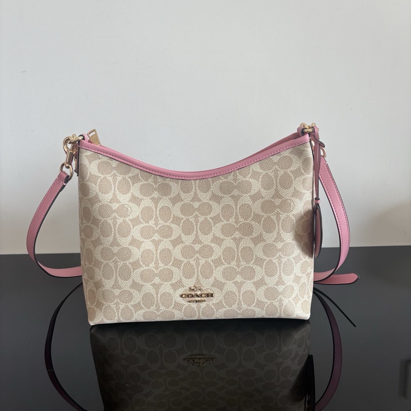 Coach Hot new color pink series arrives at COA*H 2024 August new underarm bag Laurela single shoulder crossbody portable hobo bag model number CD