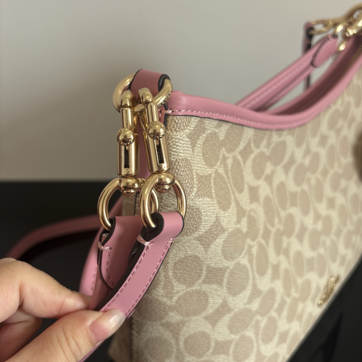 Coach Hot new color pink series arrives at COA*H 2024 August new underarm bag Laurela single shoulder crossbody portable hobo bag model number CD