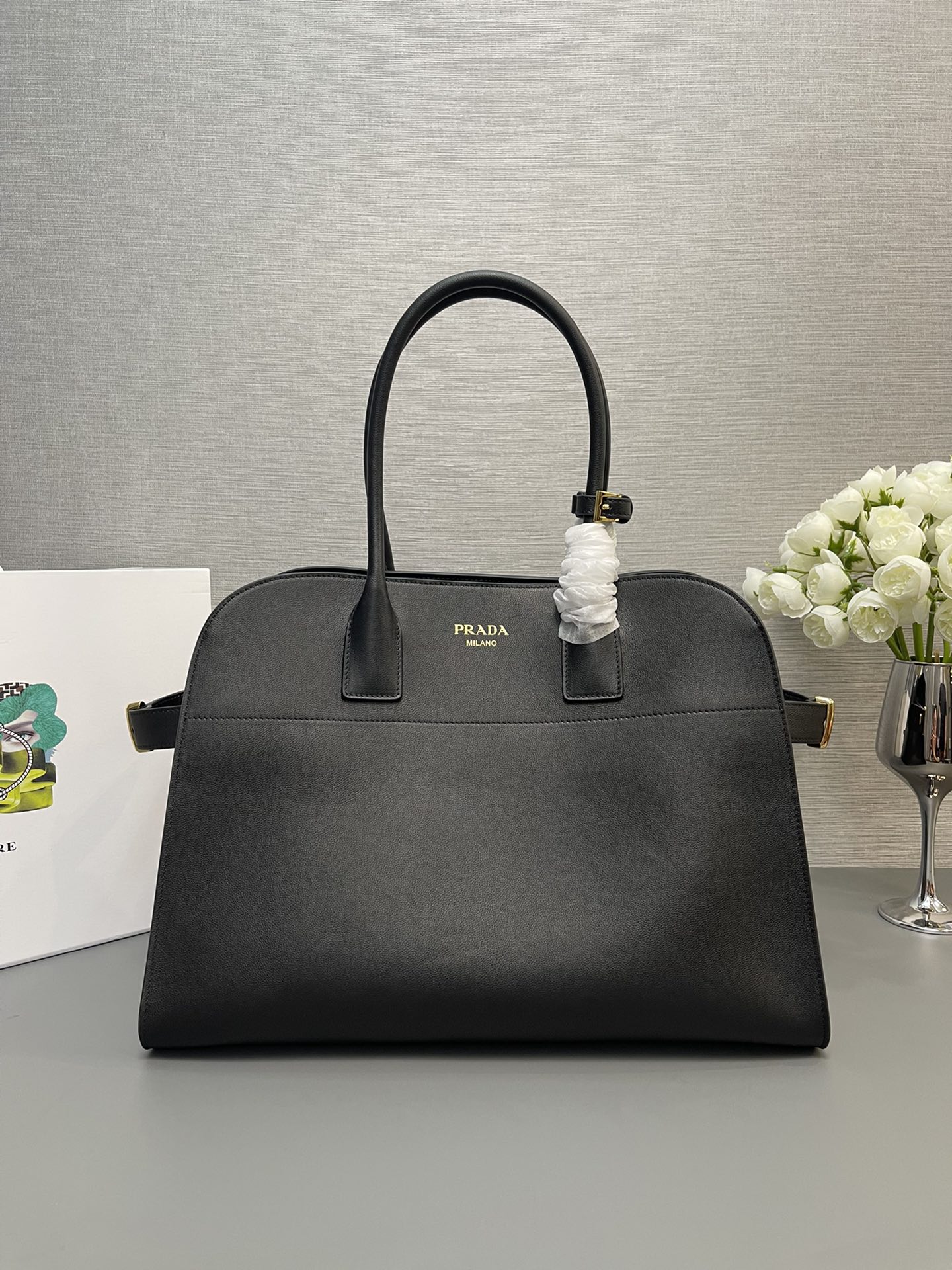 NO:178215,The best version Original leather P home new tote bag 1BG is here. This tote bag presents a crisp silhouette, exuding a modern atmosphere and elegant charm. It has abundant capacity, is matched with a convenient large opening, and the soft grained leather outlines fashionable and simple lines. This practical accessories combines simple and exquisite details, and is a vivid expression of the exquisite and skillful skills of the brand craftsmen. It is embellished with shiny metal hardware accessories and elegant letter logos, highlighting the exquisite and simple beauty of the handbag. Get it now and the size is 40x high 29x bottom 20cm!  ,PRADA,prada,totes19860909最好版本 原厂皮 P家新款托特包1BG到货啦 这款托特包呈现挺括廓形,散发出现代气息与优雅魅力.容量充裕,搭配便捷的大开口,质感柔软的粒面皮革勾勒出时尚简约的线条.这款实用的配饰融合了简约而精致的细节,是品牌工匠精湛技艺的生动表达.点缀闪闪发光的金属五金配件与优雅的字母徽标,凸显手袋的精致简约之美.赶紧入手吧尺寸长40x高29x底20cm！,PRADA,prada,totes,Bag