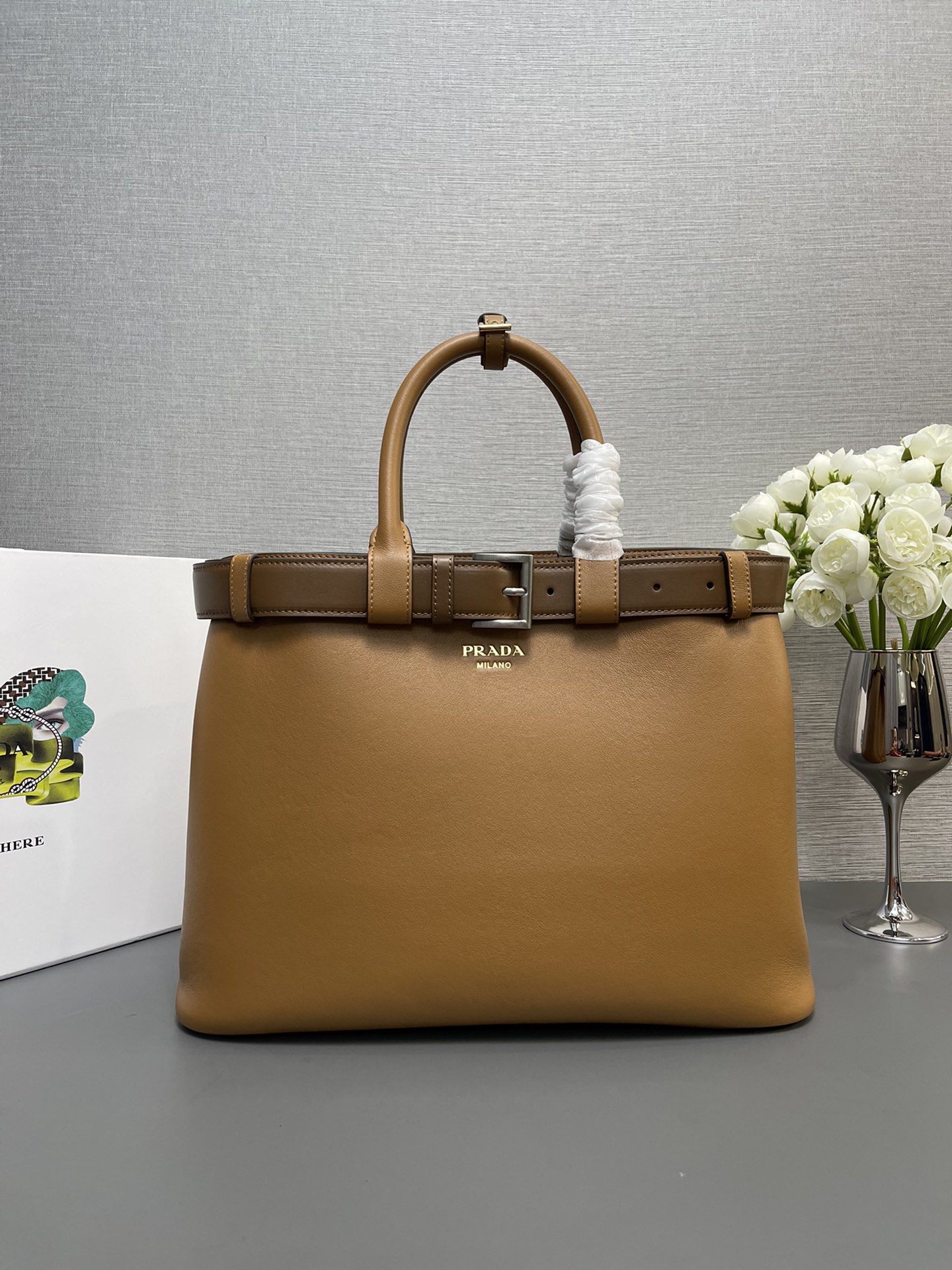 NO:178984,Genuine grade original leather P home new style (large size 38CM) 1BA416 large leather belt is here [Strong] [Strong] New DoubleBag medium shopping bag Double series imported cowhide leather, with full sheepskin inside. Elegant and simple body design on the inside. The front printed letter logo logo on the front, the shoulder strap can be adjusted in length, three built-in compartments, the middle inner bag, the unique design of the large leather belt shows vitality, perfect details, the goddess must have, super 5 size 38X27.5X14CM!  ,PRADA,prada,cowhide,sheepskin19860909正品级 原厂皮 P家新款（大号38CM）1BA416大皮带到货啦[强][强]全新DoubleBag中号购物袋Double系列进口牛皮,内里配全羊皮优雅简洁的包身设计正面印花字母logo标识手提、肩带可调节长短,内置三个隔层,中间内袋,大皮革腰带的独特设计尽显活力完美细节女神必备,超级棒5尺寸38Ｘ27.5Ｘ14CM！,PRADA,prada,cowhide,sheepskin,Bag