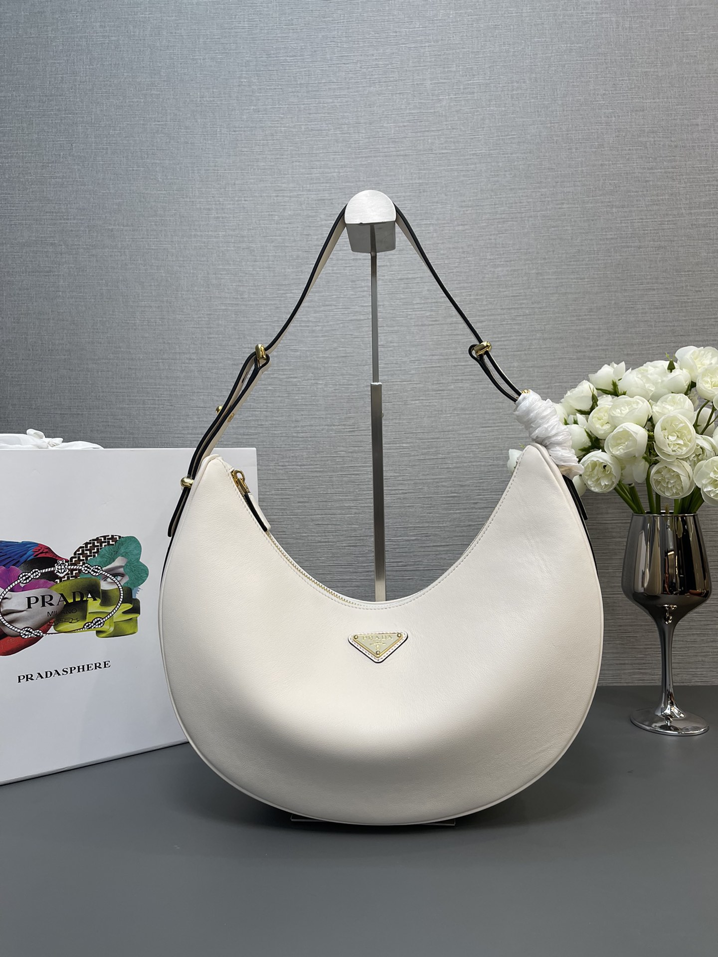 NO:178981,Genuine grade original leather P family large Moon handbag 1BC212 large shoulder bag design inspiration from the exploration of Hobo silhouette, with soft lines and a modern feel. The graceful leather outline combined with sufficient capacity and space for metal hardware accessories, the upper body effect is very fashionable and atmospheric, hurry up and buy it, and it is another permanently outdated popular model with a size of 35x high 22.5x bottom 8cm!  ,PRADA,prada,shoulder bags19860909正品级 原厂皮 P家大号Moon手袋1BC212大号款单肩包的设计灵感源自对Hobo廓形的探索,线条柔美,颇具现代感.婉转的皮革轮廓结合容量空间充足金属五金配件点缀其间,上身效果非常时尚又大气,赶紧入手吧,又是一款永久不过时爆款尺寸长35x高22.5x底8cm！,PRADA,prada,shoulder bags,Bag