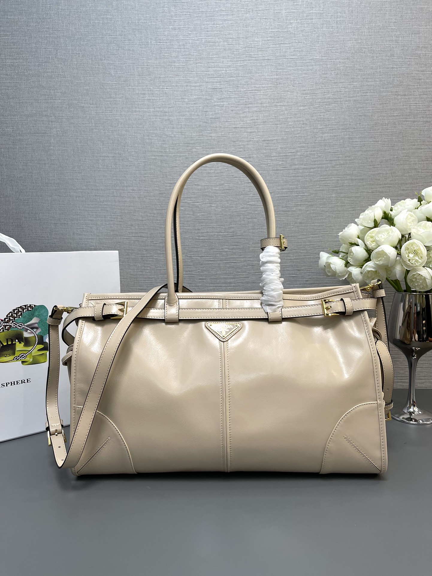 NO:179699,[Genuine grade (original leather version) top-grade original list] LusSolf oil wax leather 1BA433 large size This handheld crossbody bag uses imported oil wax leather. The shiny color exudes a classic atmosphere. It is equipped with a long removable and adjustable shoulder strap, which is convenient for matching in different occasions. The capacity is very large and easy to use. It is definitely a must-have for the Shishang masters. Take this retro style handbag home!  Size length 38x height 30x bottom 12cm!  ,PRADA,prada,satchels,crossbody bags19860909【正品级（原厂皮版本）顶级原单】LusSolf油腊皮1BA433大号这款手提斜挎包采用进口油腊皮,油亮的色泽散发出古典气息,配有一条可拆卸调节的长肩带,方便不同场合搭配,容量空间非常大,巨巨好用,绝对是时商达人们的必备款,赶紧把这款复古格调手拎包带回家吧！尺寸长38x高30x底12cm！,PRADA,prada,satchels,crossbody bags,Bag