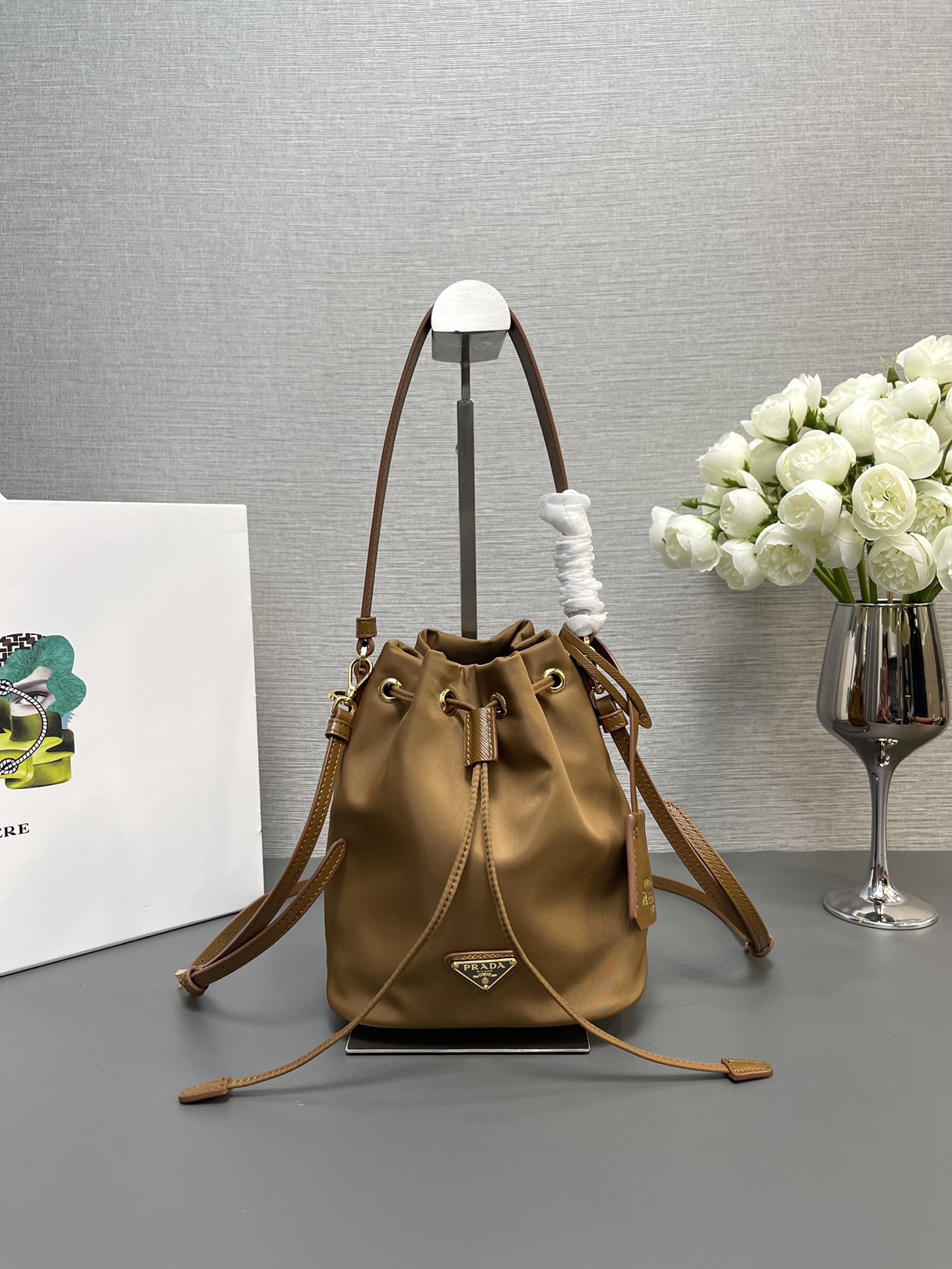 NO:179695,[Authentic grade (original leather version) top-grade original order] New bucket bag 1BE067 is here. This bucket bag uses imported nylon fabric and top-grade gold hardware, carrying the original and unique aesthetic expression of the brand. It is equipped with a detachable and adjustable cowhide shoulder strap and leather keychain. It has a large capacity space, light and practical, and is a permanent outdated hot model. The size is 15.5x high and 19.5x bottom 10cm!  ,PRADA,prada,keychain,cowhide19860909【正品级（原厂皮版本）顶级原单】新款水桶包1BE067到货啦这款水桶包采用进口尼龙面料,顶级金色五金,承载了品牌原汁原味、独具非凡美感的表达.配有一条可拆卸可调节的牛皮长肩带,皮革钥匙扣装.容量空间大,轻便又实用又是一款永久不过时爆款尺寸长15.5x高19.5x底10cm！,PRADA,prada,keychain,cowhide,Bag