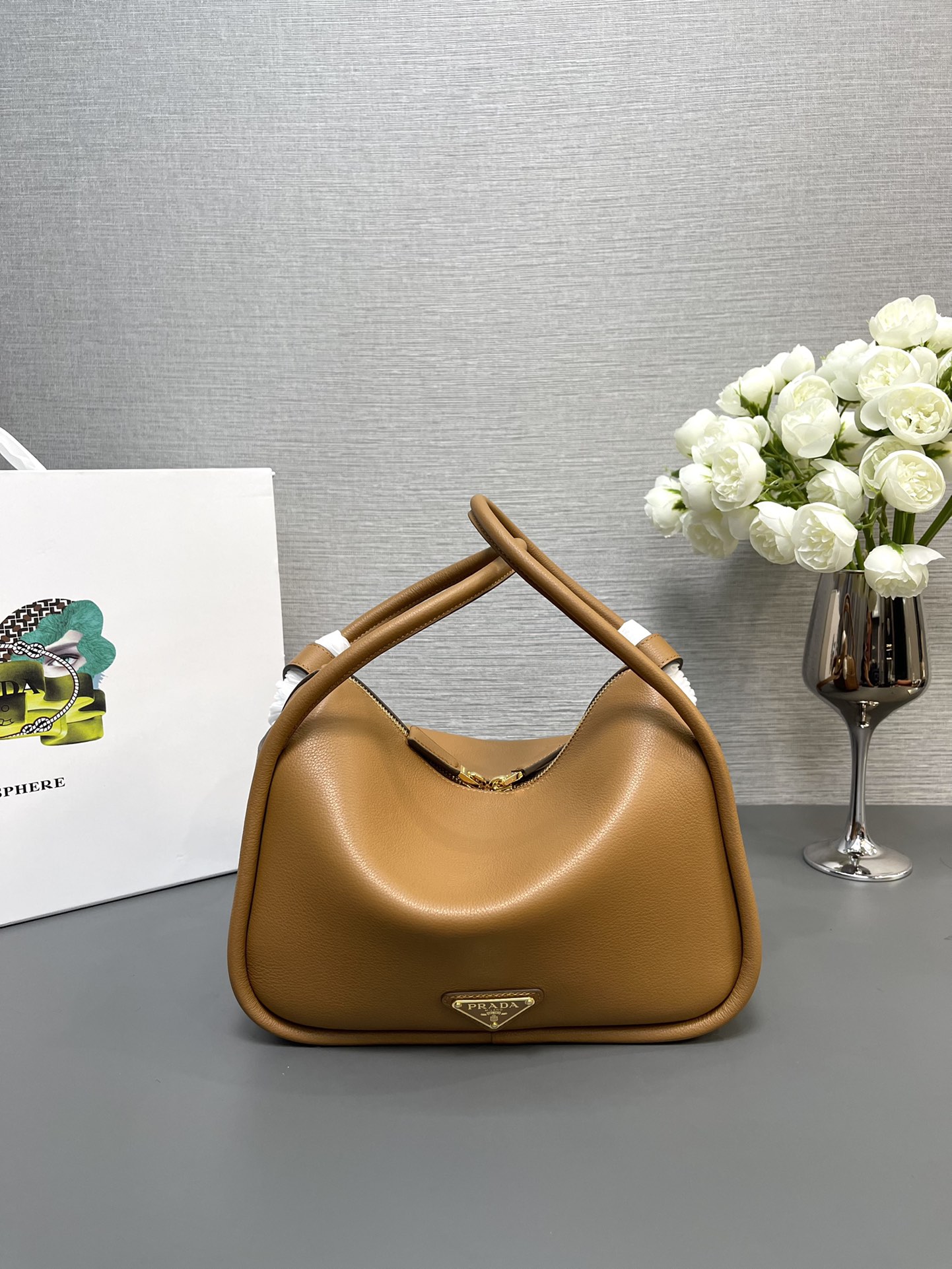 NO:179676,【Genuine grade (original leather version) top original order】The latest bowling bag 1BA451 is here. This Lindy handbag/shoulder model uses Italian Soft Grain  Imported calf leather, top-grade hardware, modern design highlights casual attitude, exquisite details and metal hardware accessories add agility. The style is exquisite and versatile, and the grained calf leather highlights smooth and simple lines. This accessory shows extraordinary craftsmanship, embellished with an enamel triangle metal logo. It can be carried and shoulder-mounted,/cross-body, with large capacity and space, simple and practical, upper body ● Double handles, 13 cm long ● Removable shoulder straps, 75 cm long · Open side bags · Metal hardware accessories, enamel triangle metal logo, Zipper opening and closing · Lining and patch pocket size 25*18*10.5cm!  ,PRADA,prada,cowhide19860909【正品级（原厂皮版本）顶级原单】最新款保龄球包1BA451到货啦这款Lindy 手拎包/肩背款采用意大利Soft Grain 进口小牛皮,顶级五金硬件,现代设计彰显休闲态度,精致的细节搭配金属五金配件更添灵动.款式精巧百搭,质感柔软的粒面牛皮革突显流畅极简的线条.这款配饰展现了非凡的工艺水平,点缀以涂珐琅三角形金属徽标.又可手提又可肩背,/斜挎,容量空间大,又简约又实用,上身么么哒●双提手,垂长13厘米●可拆卸肩带,长75厘米·开口侧袋·金属五金配件,正面涂珐琅三角形金属徽标·拉链开合·带衬里与贴袋尺寸25*18*10.5cm！,PRADA,prada,cowhide,Bag