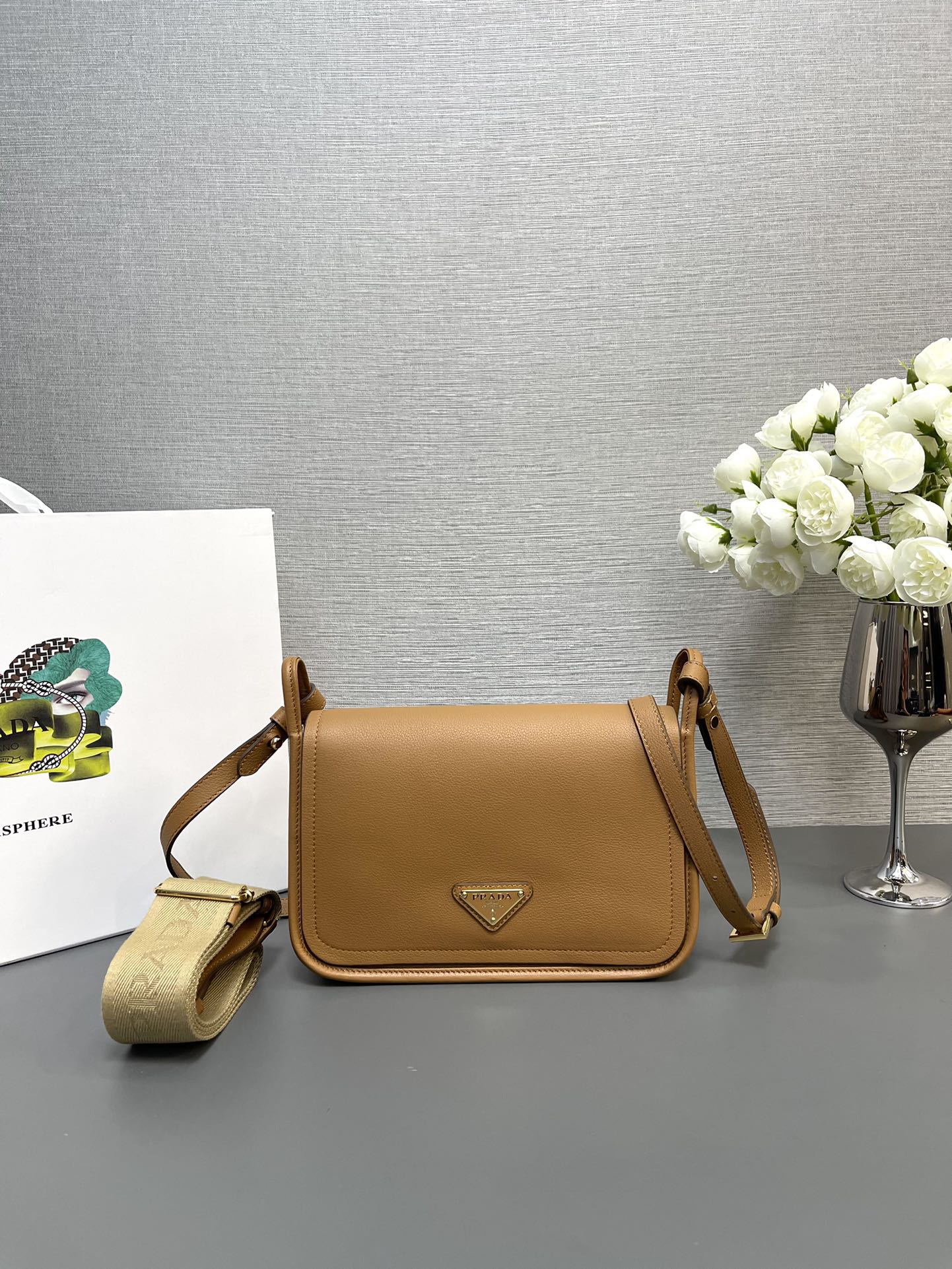 NO:179681,【Genuine grade (original leather version) top original list】The latest model (shoulder strap) 1BD372 is here. This Lindy strap webbing leather strap is made of Italian Soft Grain imported calf leather. The top hardware hardware is modern. The modern design shows a casual attitude. The exquisite details are matched with metal hardware accessories. The style is exquisite and versatile, and the soft grained cowhide leather highlights smooth and simple lines. This accessory shows extraordinary craftsmanship, with a flip embellished with an enamel triangle metal logo. It can also be shoulder-mounted,/cross-body, with large capacity and space, simple and practical. The upper body of the Momoda metal hardware accessories, the front is coated with an enamel triangle metal logo, and the inner zipper is lined and patch pocket size 24X15X8CM!  ,PRADA,prada,cowhide19860909【正品级（原厂皮版本）顶级原单】最新款（双肩带）1BD372到货啦这款Lindy 肩带织带皮肩带,采用意大利Soft Grain 进口小牛皮,顶级五金硬件,现代设计彰显休闲态度,精致的细节搭配金属五金配件更添灵动.款式精巧百搭,质感柔软的粒面牛皮革突显流畅极简的线条.这款配饰展现了非凡的工艺水平,翻盖点缀以涂珐琅三角形金属徽标.又可肩背,/斜挎,容量空间大,又简约又实用,上身么么哒金属五金配件,正面涂珐琅三角形金属徽标·里面拉链·带衬里与贴袋尺寸24Ｘ15Ｘ8CM！,PRADA,prada,cowhide,Bag