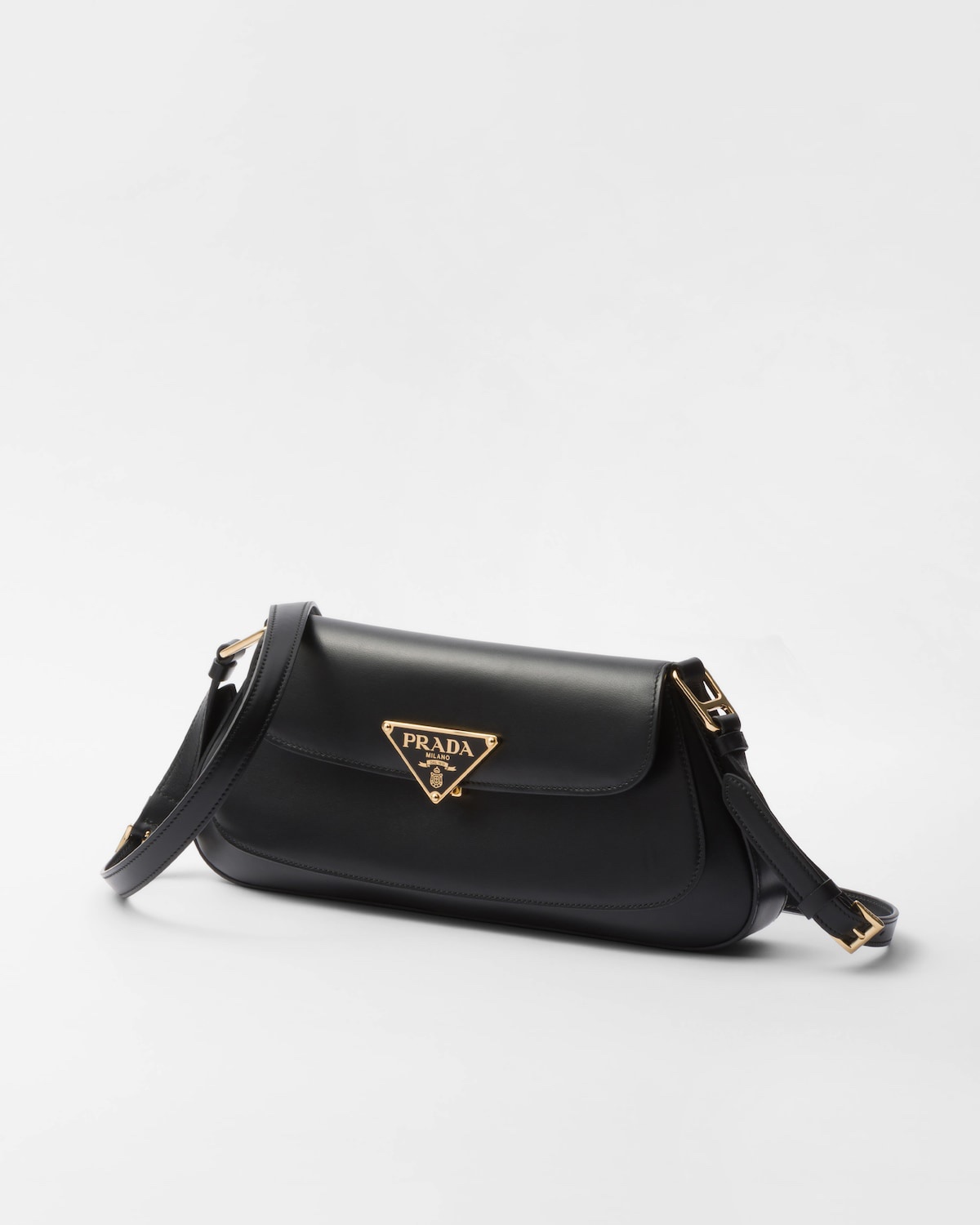 Prada P's new armpit bag 1BD344 has arrived. The smooth arc design gives this shoulder bag a sophisticated and modern charm. Versatile style, ful