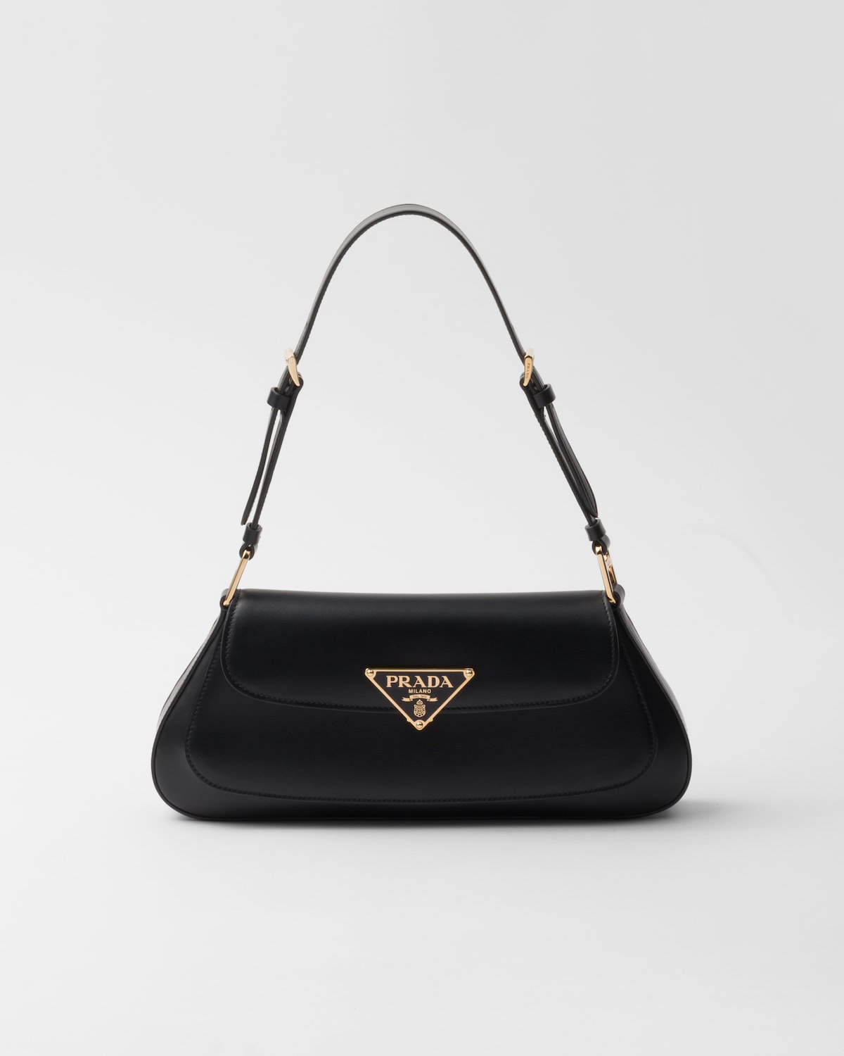 Prada P's new armpit bag 1BD344 has arrived. The smooth arc design gives this shoulder bag a sophisticated and modern charm. Versatile style, ful
