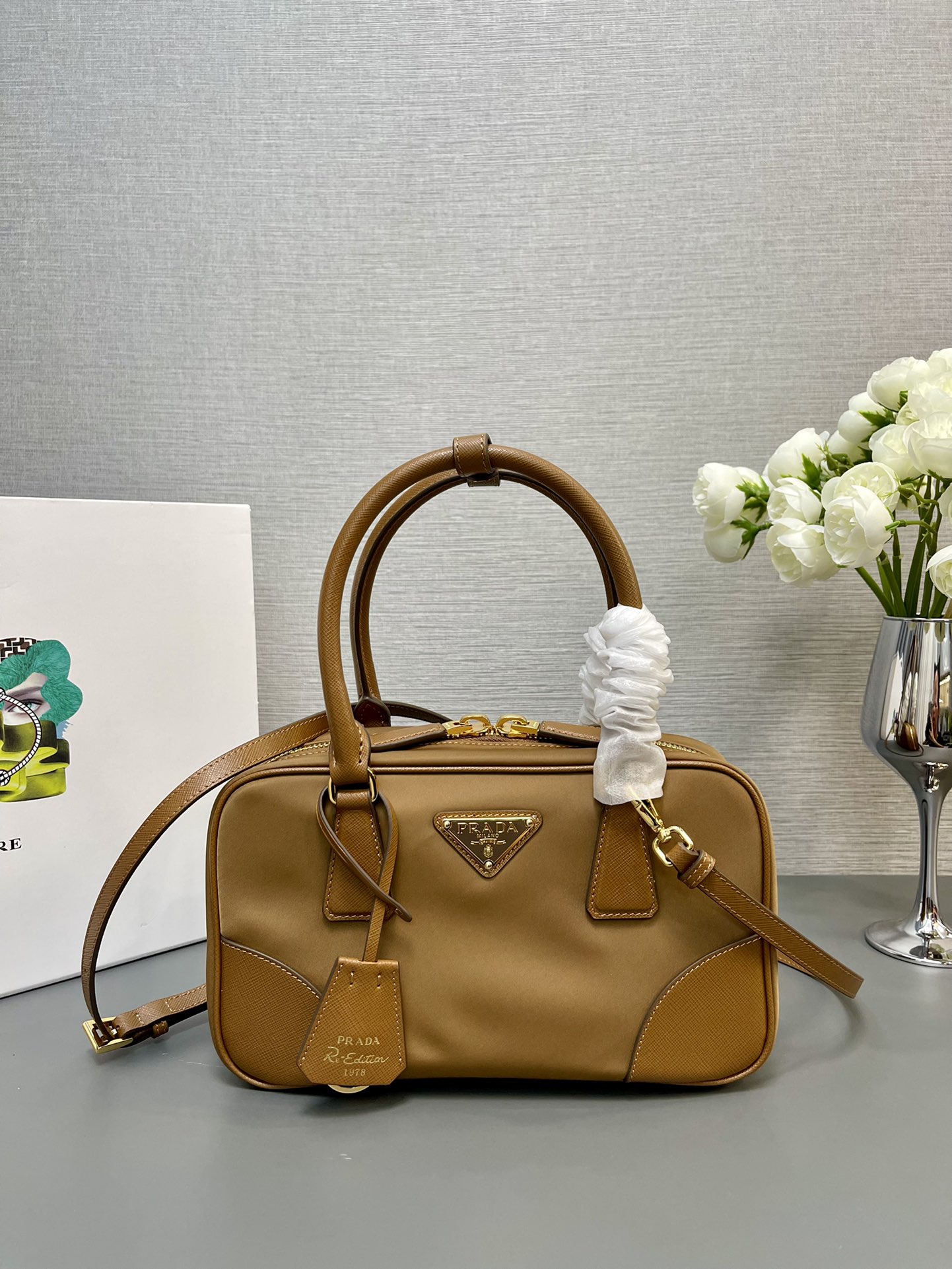 NO:180816,Genuine grade [top original list] (small 25CM with shoulder straps) New old bag 1BB121 Small This double-handle handbag is made of recycled nylon, incorporates unique style elements and exquisite Saffiano leather details, completely subverts people's understanding of luxury traditions. It adds a unique charm between practical design embellishments and exquisite details. Large capacity space, practical and atmospheric, and is a permanently outdated hot model. Size length 25 high X14.5X bottom 7.5cm!  ,PRADA,prada19860909正品级【顶级原单】（小号25CM配肩带）新款中古包1BB121小号这款双提手手袋选用再生尼龙打造,融入特有的风格元素,搭配精致的Saffiano皮革细节,彻底颠覆人们对奢侈品传统的认知.在实用的设计点缀和精致的细节之间增添了独特的韵味. 容量空间大,实用又大气又是一款永久不过时爆款尺寸长25高X14.5X底7.5cm！,PRADA,prada,Bag