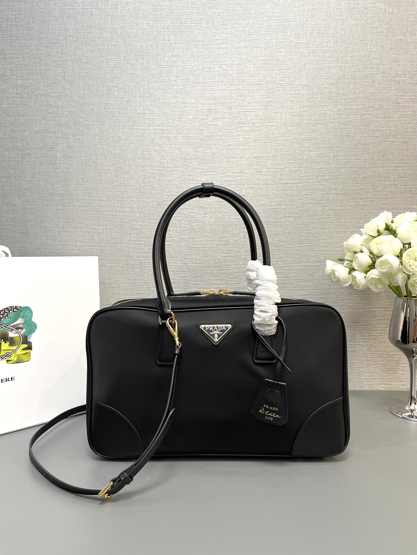 NO:180830,Genuine grade [top original list] (large 35CM with shoulder straps) New old-fashioned bag 1BB114 This double-handle handbag is made of recycled nylon, incorporates unique style elements and exquisite Saffiano leather details, completely subverts people's understanding of luxury traditions. It adds a unique charm between practical design embellishments and exquisite details. Large capacity space, practical and atmospheric, and is a permanently outdated hot model with size length 35x height 21.5x bottom 10cm!  ,PRADA,prada19860909正品级【顶级原单】（大号35CM配肩带）新款中古包1BB114这款双提手手袋选用再生尼龙打造,融入特有的风格元素,搭配精致的Saffiano皮革细节,彻底颠覆人们对奢侈品传统的认知.在实用的设计点缀和精致的细节之间增添了独特的韵味. 容量空间大,实用又大气又是一款永久不过时爆款尺寸长35x高21.5x底10cm！,PRADA,prada,Bag