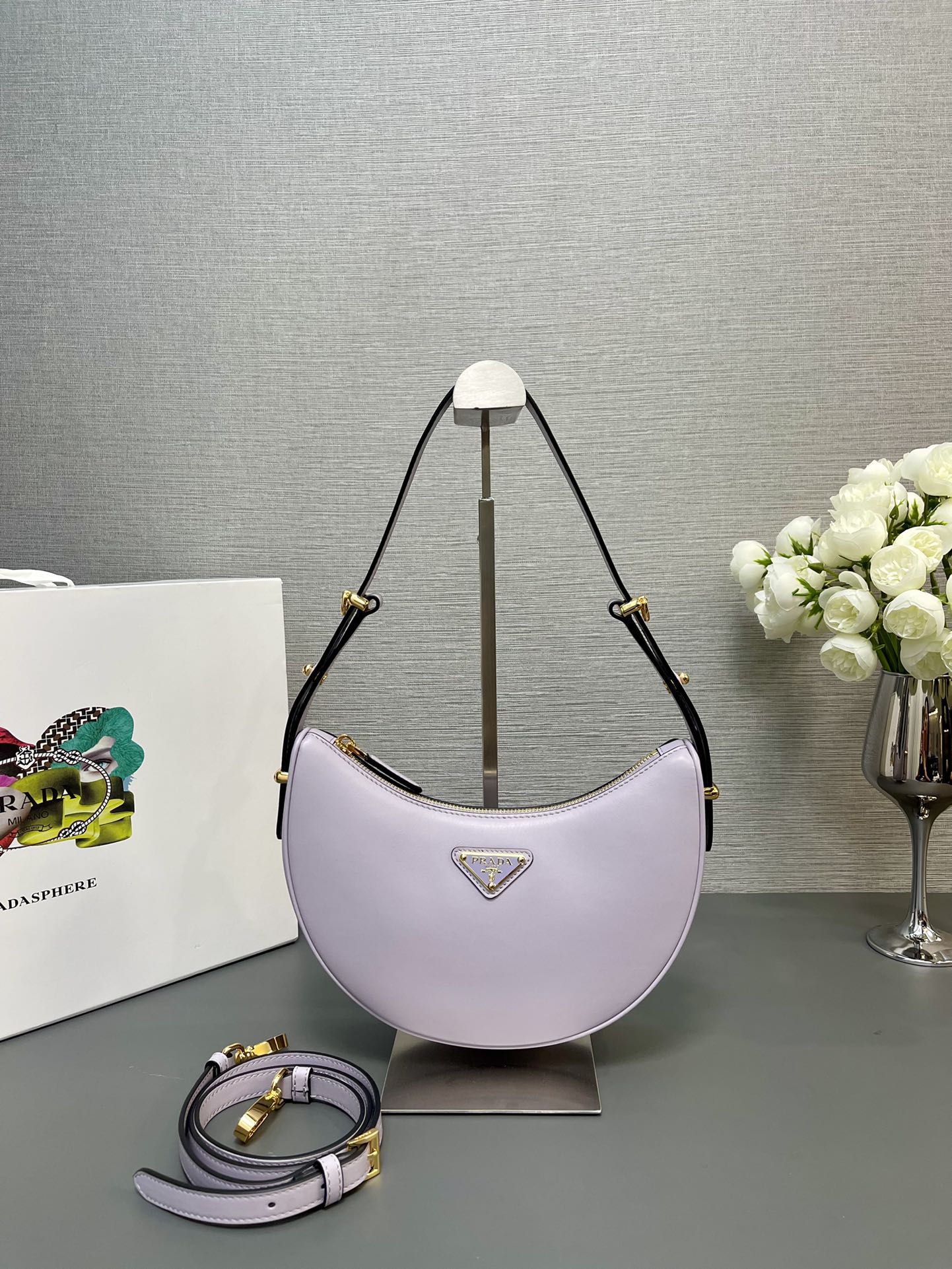 NO:180839,Genuine grade [top original single] (large new version) Moon handbag 1BC194 shoulder straps This simple Moon handbag shows the modern and versatile charm of cowhide. The curved body design is equipped with 2 long/short adjustable shoulder straps, which is easy to change the shape at will. The inner is imported lambskin, the metal accessories add a bright style, the upper body effect is very cool/fashionable, and it is another hot-temporary baby, hurry up and buy it. The size is 22.5x high 18.5x bottom 6.5cm, PRADA, prada, cowhide, sheepskin19860909正品级【顶级原单】（大号新版本）Moon手袋1BC194双肩带这款简约Moon手袋为牛皮绽现摩登百搭的魅力.弧形包身设计,配有2条长/短可调节肩带,便于随心转换造型.内配进口小羊皮,金属配件更添亮丽格调,上身效果非常酷/时尚,又是一款永欠不过时爆款宝宝们,赶紧入手吧 尺寸长22.5x高18.5x底6.5cm,PRADA,prada,cowhide,sheepskin,Bag