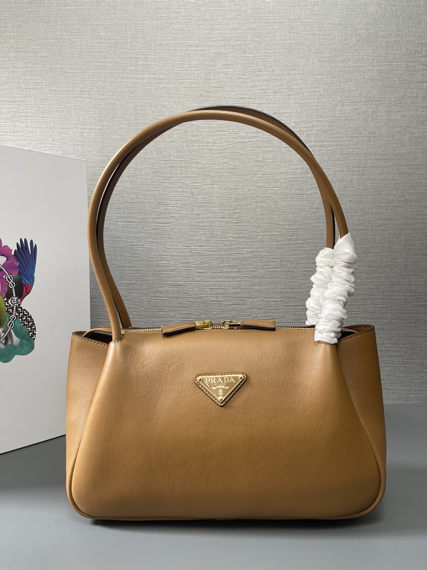 NO:181870,Genuine grade original leather version New 1BA444 shoulder and back model arrives. This shoulder and back model uses calf leather, imported lambskin inside, top-grade hardware. It can be portable and shoulder and back, and has 2 compartments inside. It has a large capacity and space, simple and practical, and the upper body effect is beautiful. Babies. Get it now. Size length 28x height 18x ​​bottom 11cm, PRADA, prada, cowhide, sheepskin19860909正品级 原厂皮版本 新款1BA444肩背款到货啦这款肩背款采用口小牛皮,内配进口小羊皮,顶级五金.又可手提又可肩背,内配2个隔层,容量空间大,又简约又实用,上身效果美美哒.宝宝们.赶紧入手吧尺寸长28x高18x底11cm,PRADA,prada,cowhide,sheepskin,Bag