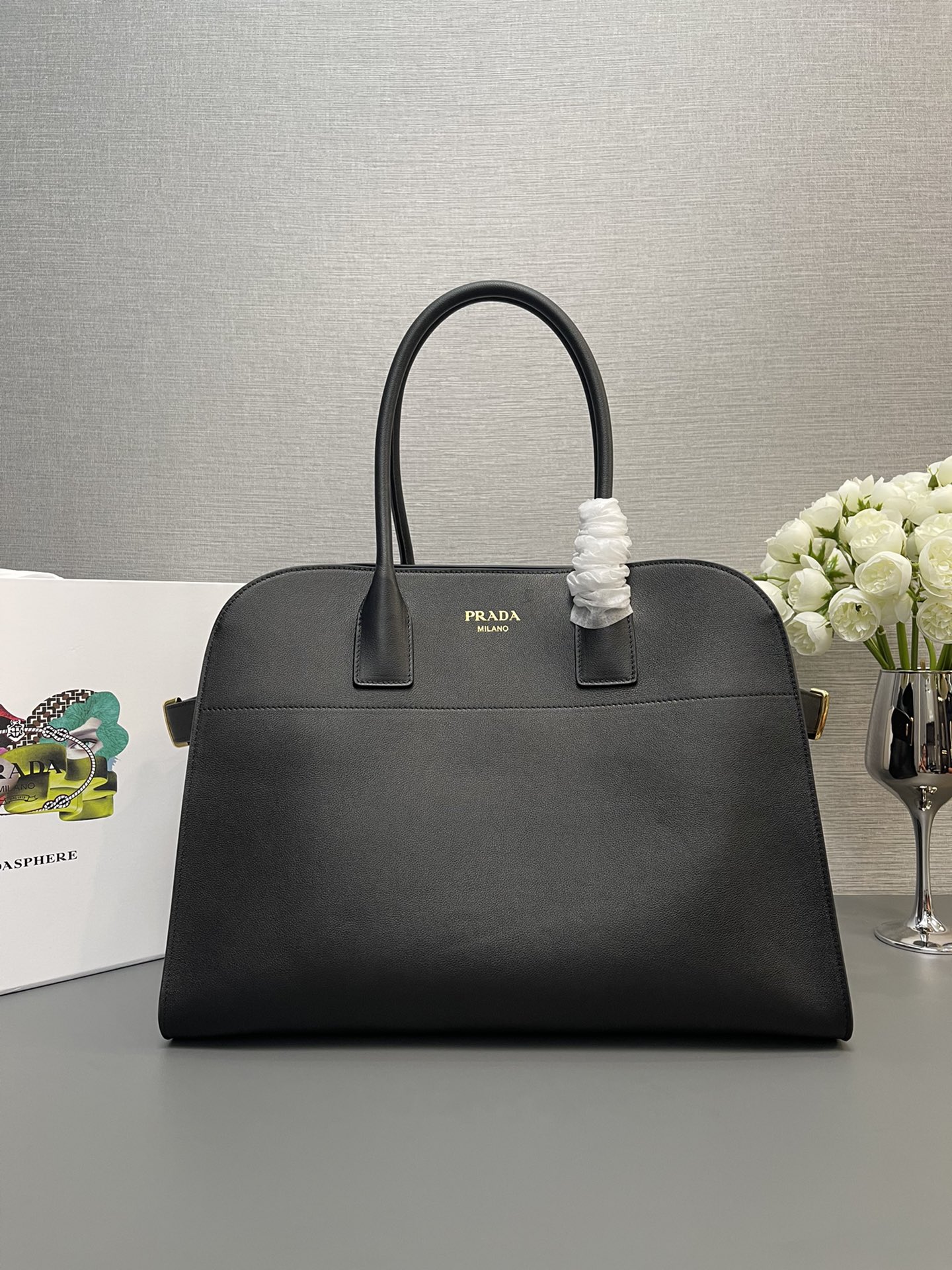 NO:181884,Genuine grade original leather version (large 40CM) new tote bag 1BG arrives. This tote bag presents a crisp silhouette, exuding a modern atmosphere and elegant charm. It has abundant capacity, is matched with a convenient large opening, and the soft grained leather outlines fashionable and simple lines. This practical accessories combines simple and exquisite details, and is a vivid expression of the exquisite skills of the brand craftsmen. It is embellished with shiny metal hardware accessories and elegant letter logos, highlighting the exquisite and simple beauty of the handbag. Get it now and the size is 40x high 29x bottom 20cm!  32168850,PRADA,prada,totes19860909正品级 原厂皮版本（大号40CM）新款托特包1BG到货啦这款托特包呈现挺括廓形,散发出现代气息与优雅魅力.容量充裕,搭配便捷的大开口,质感柔软的粒面皮革勾勒出时尚简约的线条.这款实用的配饰融合了简约而精致的细节,是品牌工匠精湛技艺的生动表达.点缀闪闪发光的金属五金配件与优雅的字母徽标,凸显手袋的精致简约之美.赶紧入手吧尺寸长40x高29x底20cm！32168850,PRADA,prada,totes,Bag