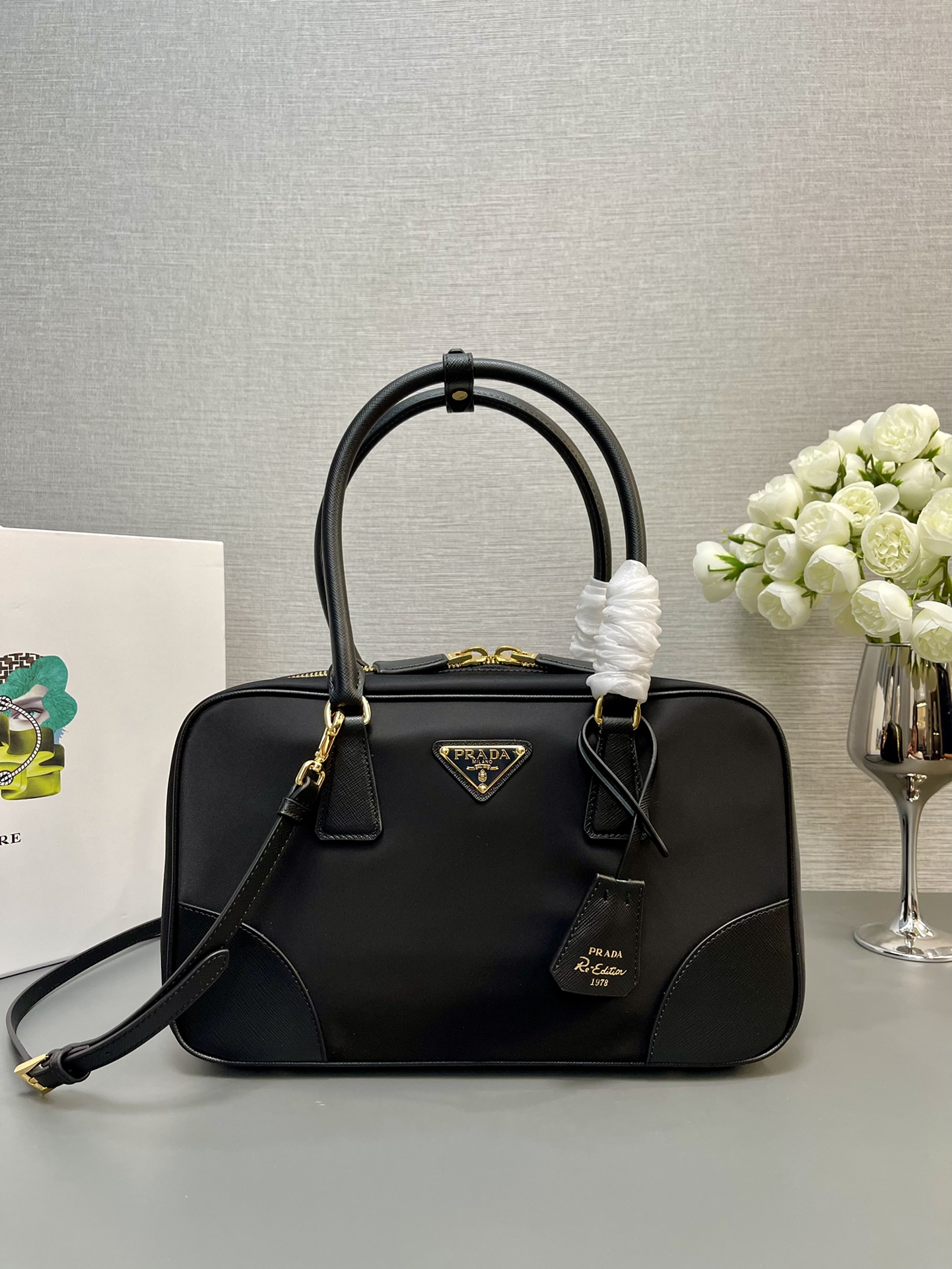 NO:384150,[Top original single] With shoulder straps (medium size 30CM) New mid-range bag 1BB115 is here. This double-handle handbag is made of recycled nylon, incorporates unique style elements and exquisite Saffiano leather details, completely subverts people's understanding of luxury traditions. It adds a unique charm between practical design embellishments and exquisite details. Large capacity space, practical and atmospheric, and is a permanently outdated hot model with size length 30x height 17.5x bottom 9cm!  ,Prada,prada19860909【顶级原单】配肩带（中号30CM）新款中古包1BB115到货啦这款双提手手袋选用再生尼龙打造,融入特有的风格元素,搭配精致的Saffiano皮革细节,彻底颠覆人们对奢侈品传统的认知.在实用的设计点缀和精致的细节之间增添了独特的韵味. 容量空间大,实用又大气又是一款永久不过时爆款尺寸长30x高17.5x底9cm！,普拉达,prada,Bag