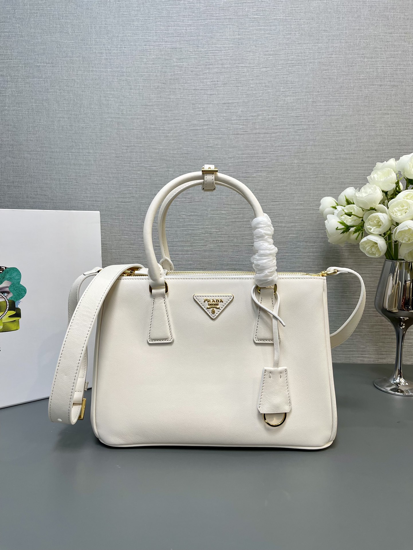 NO:182174,Genuine grade Original leather version [Top original single] (small plain leather) new killer bag, original single quality Saffiano leather double handle Removable adjustable leather shoulder straps Gold-plated accessories Removable leather key ring, triangular leather with metal engraved logo Side snap buckle closure Two zippered outer bags Three inner bags, including one zipper bag Soft sheepskin lining, leather foot nail model 1BA863, OEM code, size 28×20×12cm!  ,PRADA,prada,sheepskin,gold plating19860909正品级 原厂皮版本【顶级原单】（小号平纹皮）新款杀手包,原单品质 Saffiano皮革 皮革双提手 可拆卸可调式皮革肩带 镀金配件 可拆卸皮革钥匙环,三角形皮革上带有金属刻字徽标 侧面按扣开合 两个拉链外袋 三个内袋,其中包括一个拉链袋 软羊皮衬里,皮革脚钉型号1BA863,代工码,尺寸28×20×12cm！,PRADA,prada,sheepskin,gold plating,Bag