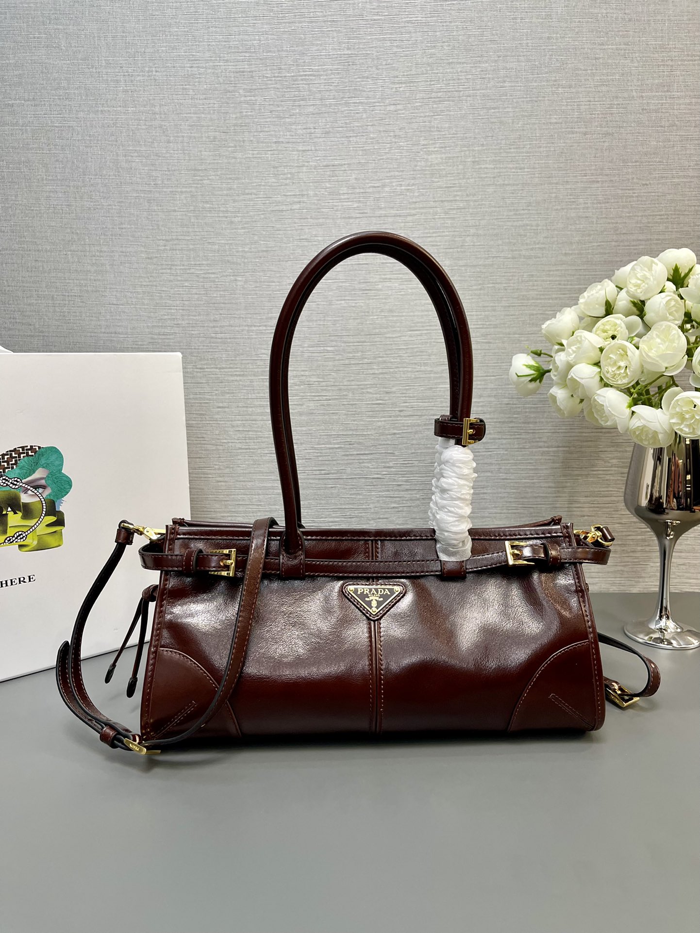 NO:182864,【【Original grade top-grade original list】New small 1BA426 (long wrist) LusSolf oil wax leather 1BA426 small This handheld crossbody bag uses imported oil wax leather. The shiny color exudes a classic atmosphere. It is equipped with a long removable and adjustable shoulder strap, which is convenient for matching in different occasions. The capacity space is very large and it is very easy to use. It is definitely a must-have for the current business masters. Take this retro style handbag home!  Size length 32x height 15.5x bottom 12cm, PRADA, prada, satchels, crossbody bags19860909【【正品级 顶级原单】新款小号1BA426（长手腕）LusSolf油腊皮1BA426小号这款手提斜挎包采用进口油腊皮,油亮的色泽散发出古典气息,配有一条可拆卸调节的长肩带,方便不同场合搭配,容量空间非常大,巨巨好用,绝对是时商达人们的必备款,赶紧把这款复古格调手拎包带回家吧！尺寸长32x高15.5x底12cm,PRADA,prada,satchels,crossbody bags,Bag