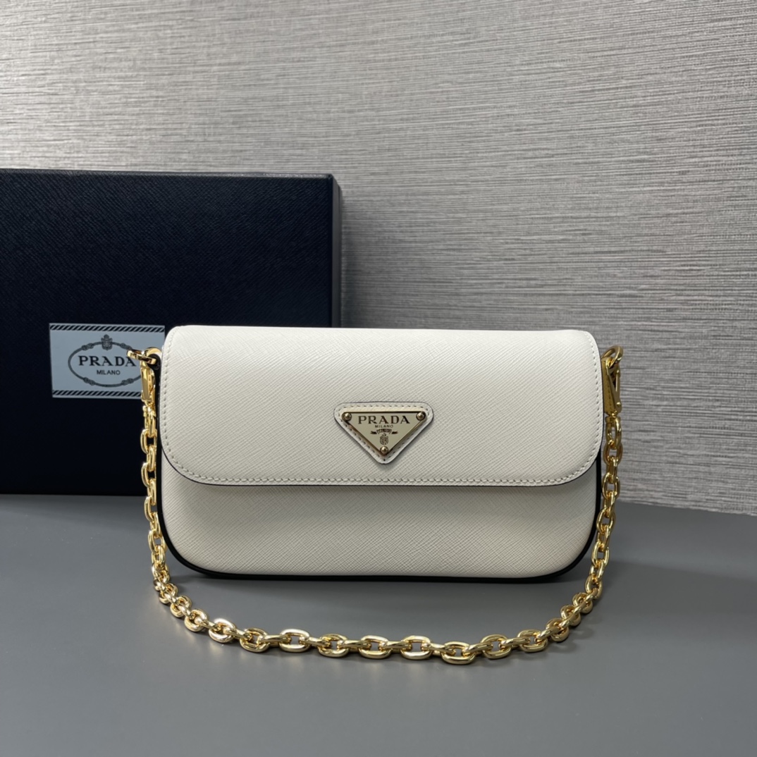 NO:182870,【【authentic grade top original list】The new chain crossbody bag for counter 1BD356 is here. This flip-style shoulder bag is made of Saffiano leather and is equipped with lambskin. It shows the ingenious design and the soft design is clear. The tip of the flip-opening and closing is decorated with an enamel metal triangle logo, equipped with a removable long shoulder strap chain/it can also be used as a handbag to be exquisitely charming, simple and atmospheric, worthy of possession. Get it now. Size length 20.5x height 10.5x bottom 4cm, PRADA, prada, shoulder bags, satchels, crossbody bags, sheepskin19860909【【正品级 顶级原单】专柜新款链条斜挎包1BD356到货啦这款翻盖式单肩包采用Saffiano皮革打造,内配小羊皮.展现匠心设计,柔美设计一览无余.翻盖开合的尖端饰以涂珐琅金属三角形徽标,配有可拆卸长肩带链条/又可当手包精致的迷人魅力,简约大气,值得拥有.赶紧入手吧尺寸长20.5x高10.5x底4cm,PRADA,prada,shoulder bags,satchels,crossbody bags,sheepskin,Bag