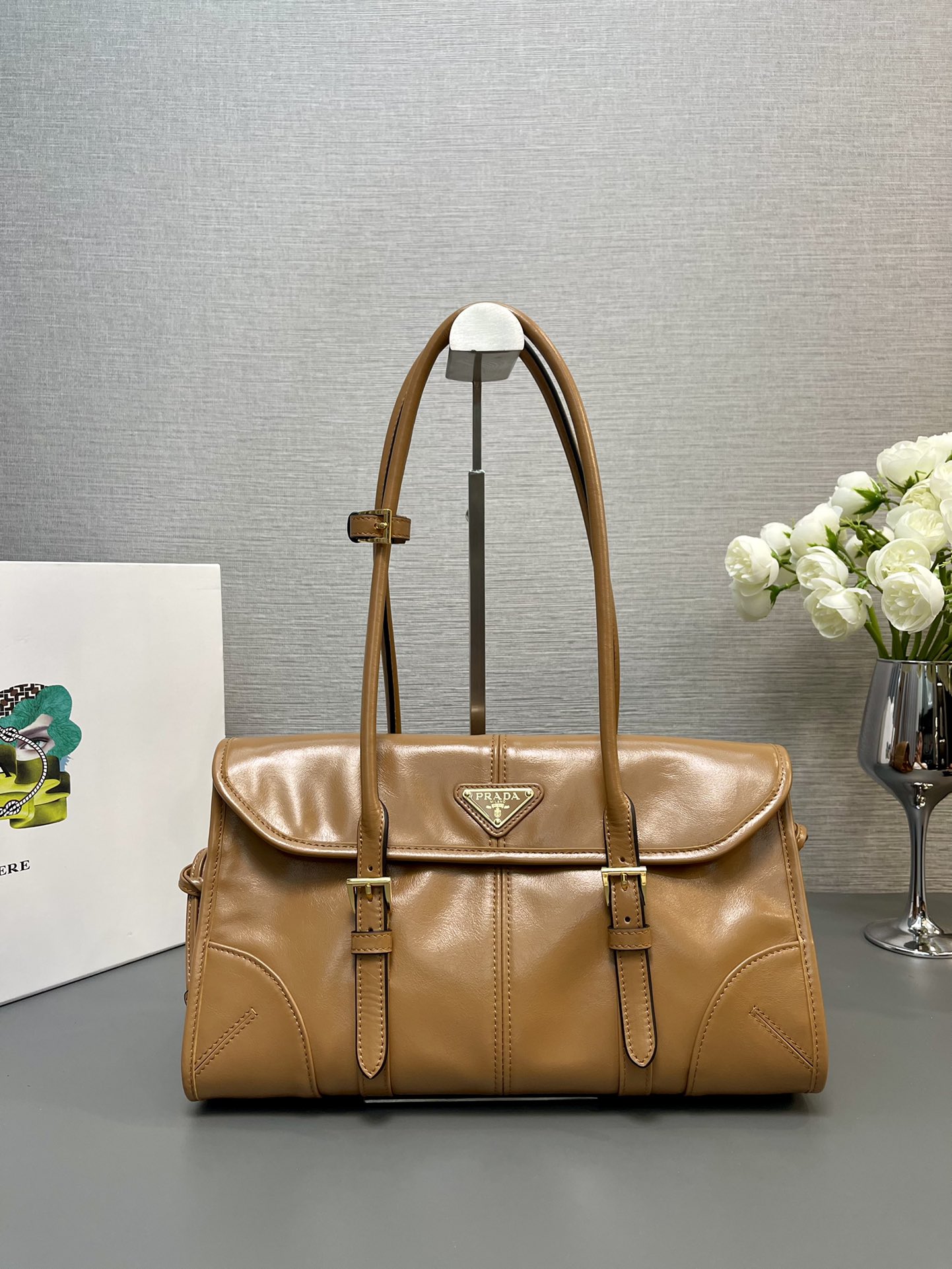 NO:183678,[Authentic grade original leather version top-grade original list] The new oil wax bag 1BD376 This leather handbag adopts a simple and exquisite design, and the shiny color exudes a classic atmosphere. It highlights the modern and casual attitude, and the long handle is convenient for shoulders. The back leather pocket is coated with enamel triangle metal, and the magnetic buckle opening and closing flip design is very large. The huge and easy to use is definitely a must-have for the current business experts. Take this model home quickly!  Size length 31x height 15x bottom 12cm, PRADA, prada19860909【正品级 原厂皮版本顶级原单】新款油腊包1BD376这款皮革手袋采用简洁而精致的设计,油亮的色泽散发业出古典气息.彰显现代休闲态度,长提手方便肩背.背面皮革口袋,涂珐琅三角形金属,磁扣开合翻盖设计,容量空间非常大.巨巨好用绝对是时商达人们的必备款,赶紧把这款带回家吧！尺寸长31x高15x底12cm,PRADA,prada,Bag