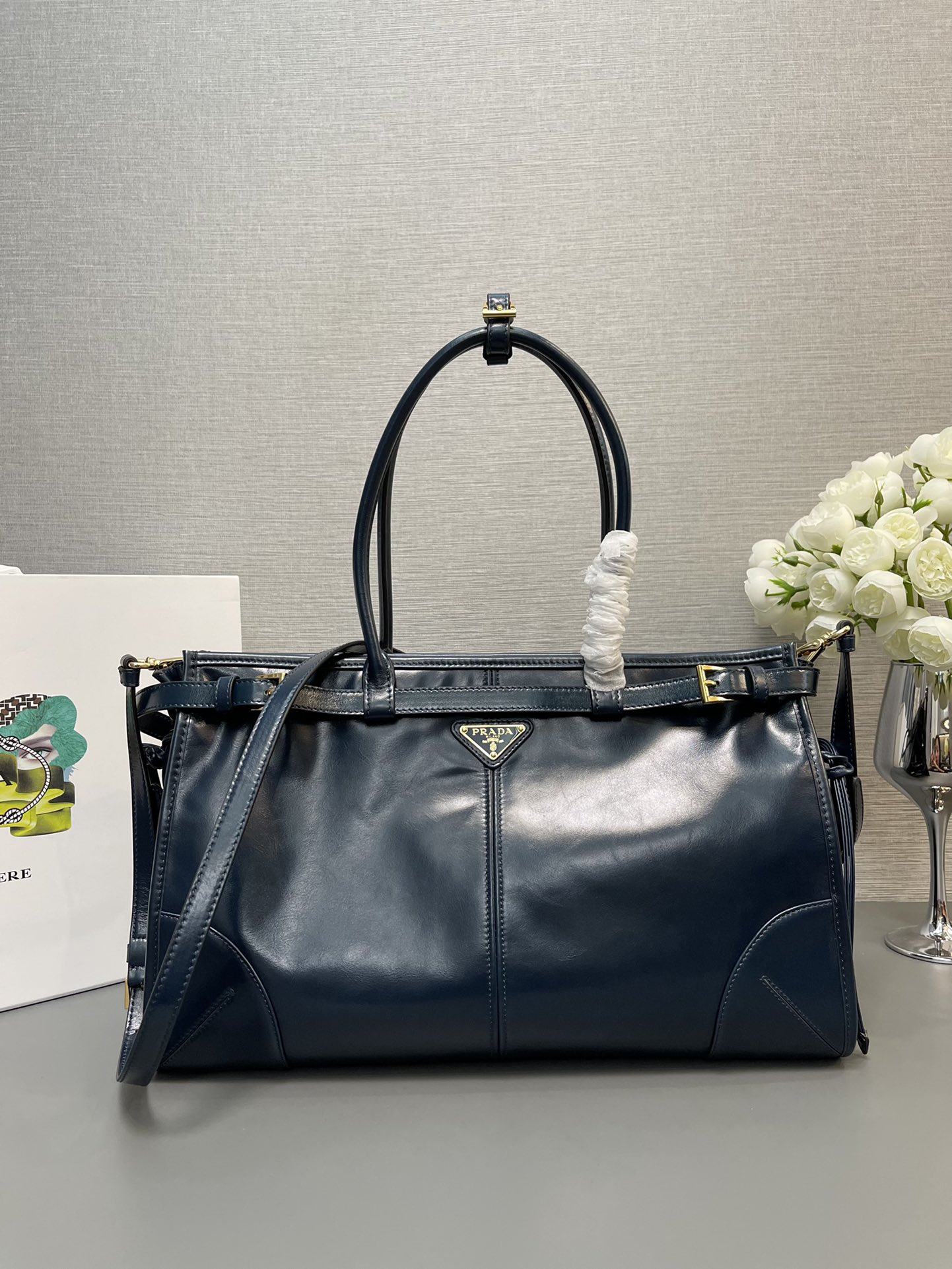 NO:183659,[Authentic grade original leather version top-grade original list] LusSolf oil wax leather 1BA433 large size This handheld crossbody bag uses imported oil wax leather. The shiny color exudes a classic atmosphere. It is equipped with a long removable and adjustable shoulder strap, which is convenient for matching in different occasions. The capacity is very large and easy to use. It is definitely a must-have for the current business masters. Take this retro style handbag home!  Size length 38x height 30x bottom 12cm!  ,PRADA,prada,satchels,crossbody bags19860909【正品级 原厂皮版本顶级原单】LusSolf油腊皮1BA433大号这款手提斜挎包采用进口油腊皮,油亮的色泽散发出古典气息,配有一条可拆卸调节的长肩带,方便不同场合搭配,容量空间非常大,巨巨好用,绝对是时商达人们的必备款,赶紧把这款复古格调手拎包带回家吧！尺寸长38x高30x底12cm！,PRADA,prada,satchels,crossbody bags,Bag