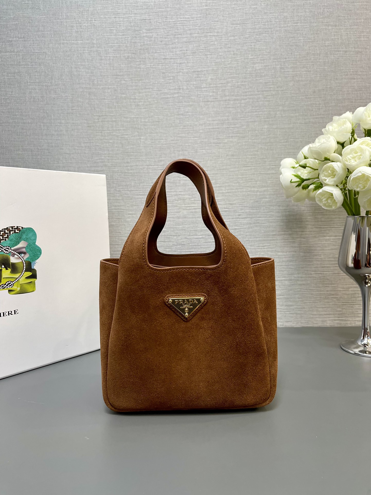 NO:183643,[Genuine grade original leather version top-level original list] New (small) mini vegetable basket 1BA349 frosted leather This mini vegetable basket uses imported frosted leather, with imported lambskin inside, with many grids, large and light space, classic mini is beautiful and easy to use, the upper body effect is cute, so beautiful, the counter limited edition/hot style, hurry up and buy it, the size is 18x high 16x bottom 10cm!  ,PRADA,prada,sheepskin19860909【正品级  原厂皮版本顶级原单】新款（小号）mini菜篮子1BA349磨砂皮这款mini菜篮子采用进口磨砂皮,内配进口小羊皮,格层多多,空间大又轻巧,经典迷你好看又好用,上身效果可可爱爱,太美了专柜限量款/爆款,赶紧入手吧尺寸长18x高16x底10cm！,PRADA,prada,sheepskin,Bag