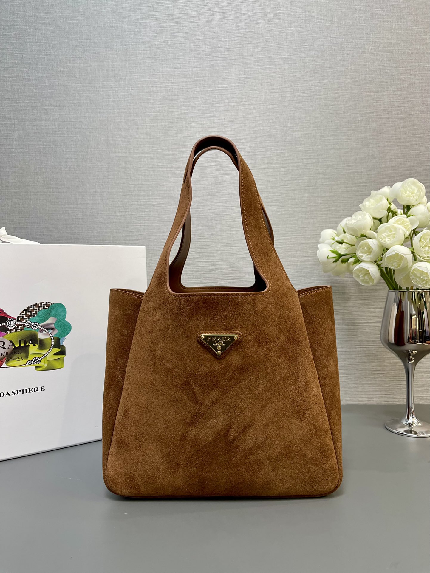 NO:183649,[Genuine grade original leather version top-level original list] New (large size) vegetable basket 1BG frosted leather This vegetable basket uses imported frosted leather, with imported lambskin inside, with many grids, large and light space, classic mini, beautiful and easy to use, the upper body effect is cute, so beautiful, the counter limited edition/hot style, hurry up and buy it, the size is 25x high 21.5x bottom 14cm!  ,PRADA,prada,sheepskin19860909【正品级 原厂皮版本顶级原单】新款（大号）菜篮子1BG磨砂皮这款菜篮子采用进口磨砂皮,内配进口小羊皮,格层多多,空间大又轻巧,经典迷你好看又好用,上身效果可可爱爱,太美了专柜限量款/爆款,赶紧入手吧尺寸长25x高21.5x底14cm！,PRADA,prada,sheepskin,Bag