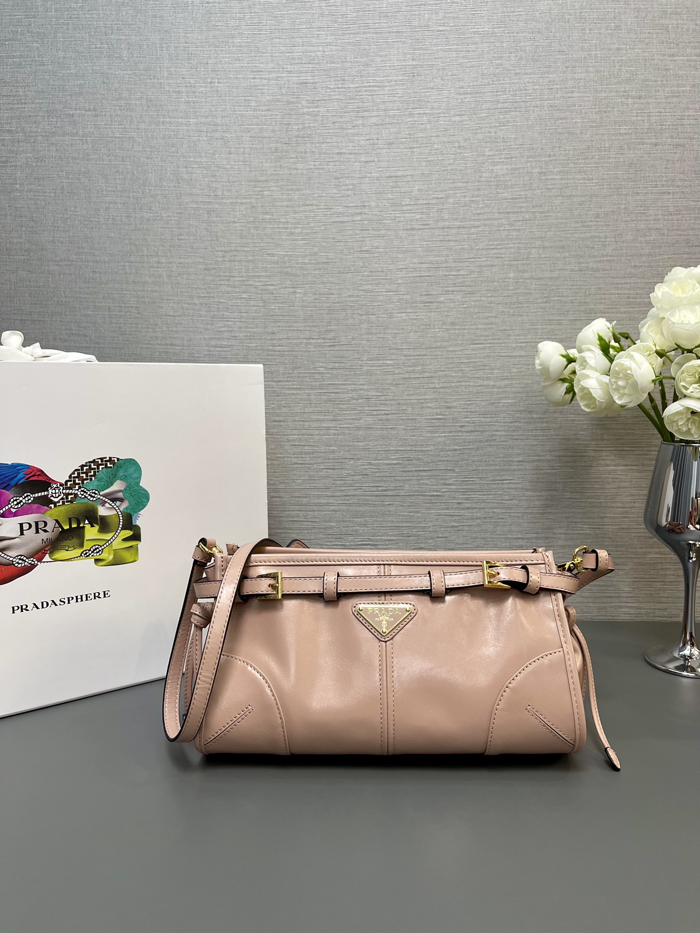 NO:183653,[Authentic grade original leather version top-level original list] The new LusSolf oil wax leather 1BH diagonal strap bag This crossbody bag uses imported oil wax leather. The shiny color exudes a classic atmosphere. It is equipped with a long removable and adjustable shoulder strap, which is convenient for shoulder and diagonal strap. It has a very large capacity and is very easy to use. It is definitely a must-have for the current business masters. Take this retro style diagonal strap home!  Size length 26x height 14x bottom 12cm, PRADA, prada, satchels, crossbody bags19860909【正品级 原厂皮版本顶级原单】新款LusSolf油腊皮1BH斜跨包这款斜挎包采用进口油腊皮,油亮的色泽散发出古典气息,配有一条可拆卸调节的长肩带,方便肩背和斜跨,容量空间非常大,巨巨好用,绝对是时商达人们的必备款,赶紧把这款复古格调斜跨包带回家吧！尺寸长26x高14x底12cm,PRADA,prada,satchels,crossbody bags,Bag