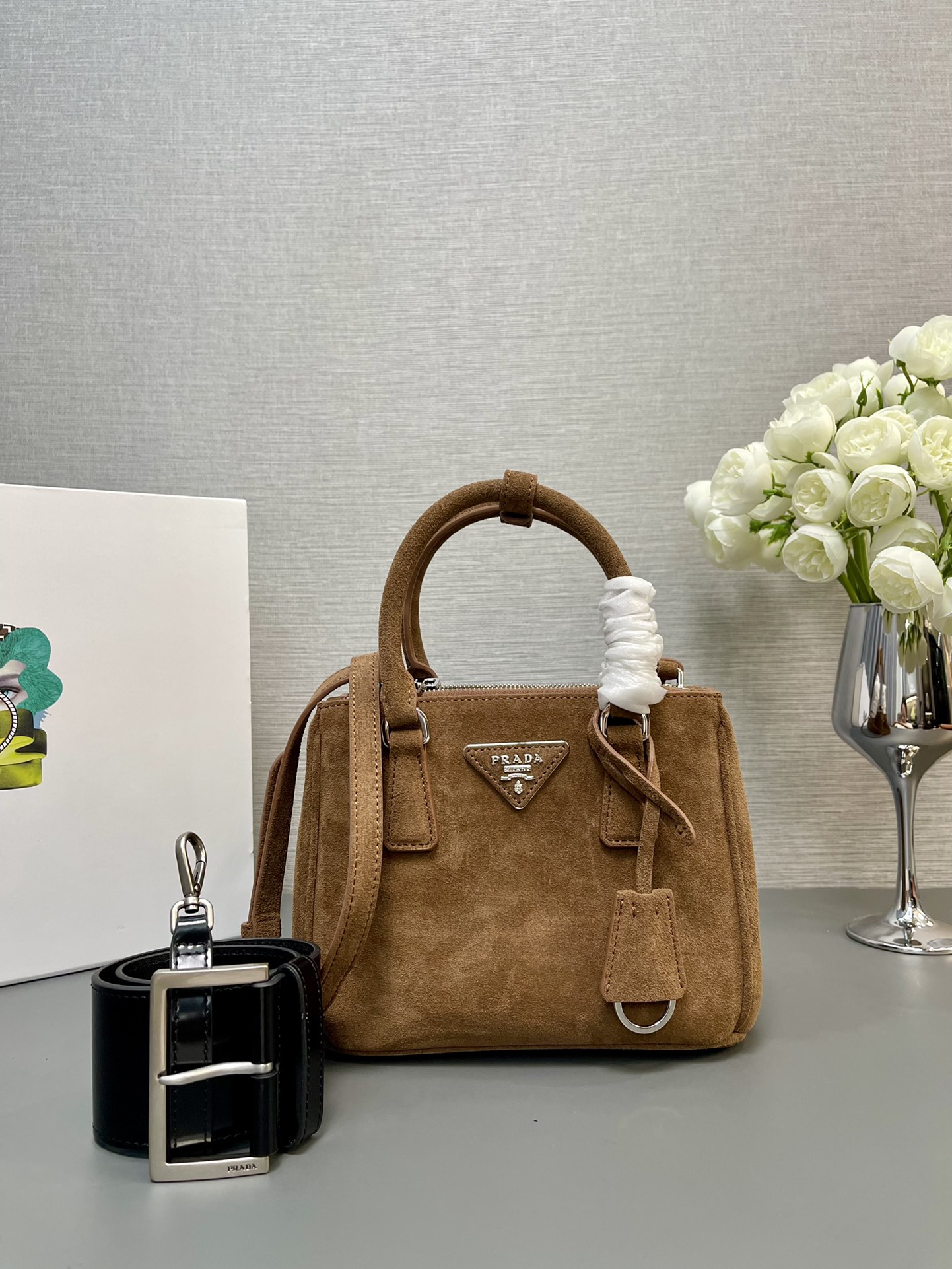 NO:183668,[Authentic leather version top-grade original list] (New matte leather small 20CM belt wrist buckle) mini killer bag 1BA906, this Galleria handbag is made of the iconic Saffiano deer leather, equipped with a removable shoulder strap. The top hardware is a unique interpretation of the classic timeless elegant temperament. For beauties in the era of popular small bags, it is worth owning, easy to get the baby traveling often, with large capacity and space, good-looking and practical bag shapes that will be out of date at any time. Hurry up and buy the OEM code, size length 20x height 15x bottom 9.5cm!  ,PRADA,prada19860909【正品级 原厂皮版本顶级原单】（新款磨砂皮小号20CM皮带手腕扣）mini杀手包1BA906,这款Galleria手袋采用标志性的Saffiano鹿皮革制作,配有一条可拆卸肩带,顶级五金是对经典隽永优雅气质的别致诠释.对现在流行小包盛行时代的美女们.值得拥有,轻松搞定小姐姐曰常出行,容量空间大,又好看又实用任何时候拿出来用都会不过时的包型赶紧入手吧代工码,尺寸长20x高15x底9.5cm！,PRADA,prada,Bag