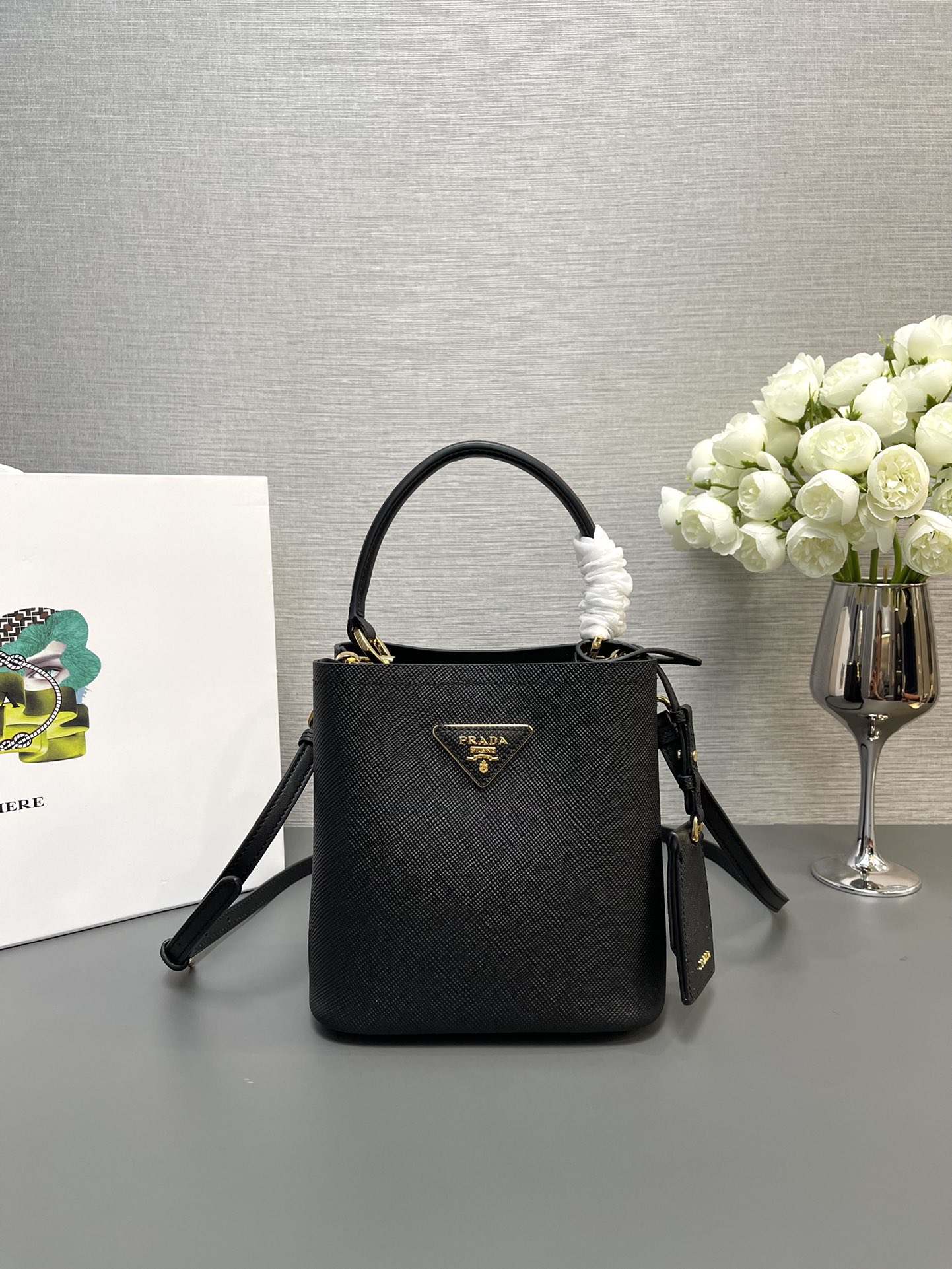 NO:184136,Genuine grade [top original list] The latest hot 1BA217 (mini number) bucket bag shipment support counter comparison Saffiano leather material Leather handle Removable adjustable leather shoulder strap Removable leather name sign with metal logo Leather clad magnetic buckle center mouth Saffiano leather triangle logo Contrast color soft sheep leather lining OEM code Size 18×17×10.5cm!  ,PRADA,prada19860909正品级【顶级原单】专柜最新爆款1BA217（迷你号）桶包出货支持专柜对比Saffiano皮革材质 皮革提手 可拆可调式皮革肩带 带金属徽标的可拆卸皮革姓名标牌 皮革包覆式磁扣扣合的中央口Saffiano皮革三角形徽标 撞色软羊革衬里代工码 尺寸18×17×10.5cm！,PRADA,prada,Bag