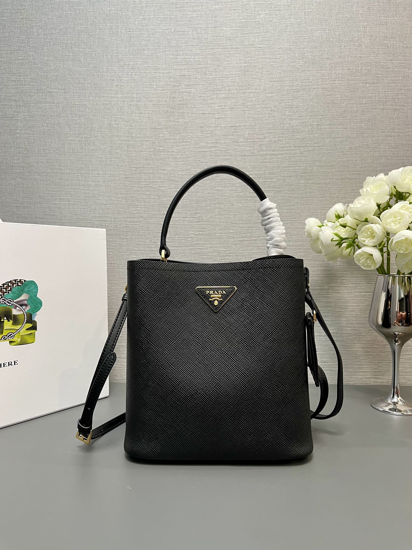 NO:184142,Genuine grade [top original list] Latest popular 1BA212 bucket bag return support counter comparison Saffiano leather material Leather handle Removable adjustable leather shoulder strap Removable leather name sign with metal logo Leather-covered magnetic buckle center-end Saffiano leather triangle logo Contrast color soft sheep leather lining size 22×23×13CM!  ,PRADA,prada19860909正品级【顶级原单】最新爆款1BA212桶包回货支持专柜对比Saffiano皮革材质 皮革提手 可拆可调式皮革肩带 带金属徽标的可拆卸皮革姓名标牌 皮革包覆式磁扣扣合的中央口Saffiano皮革三角形徽标 撞色软羊革衬里尺寸22×23×13CM！,PRADA,prada,Bag