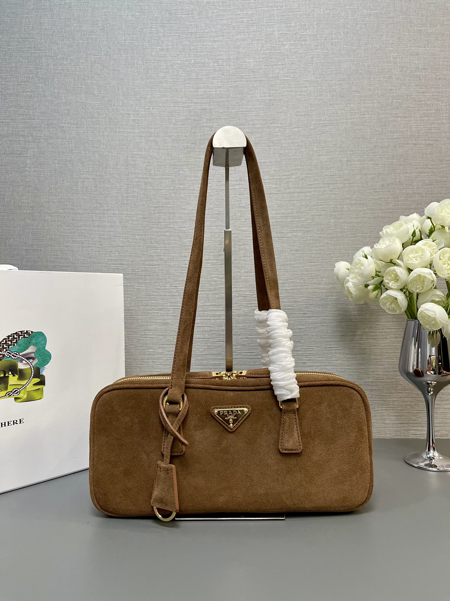 NO:184123,Genuine grade [top original list] New medieval bag 1BB116 suede This medieval bag uses imported suede (frosted leather). Top hardware, shoulder straps are designed with long shoulder back, very fashionable and unique, with a lace-up opening and closing on the bag, and a large capacity and space. The upper body effect is very fashionable and worth owning. Hurry up and buy it. The size is 30x high and 14x bottom 8.5cm!  ,PRADA,prada,chamois leather19860909正品级【顶级原单】新款中古包1BB116麂皮这款中古包采用进口麂皮（磨砂皮） 顶级五金,肩带为长肩背设计,非常时尚独特,袋口拉琏开合,容量空间大.上身效果非常时尚,值得拥有,赶紧入手吧尺寸长30x高14x底8.5cm！,PRADA,prada,chamois leather,Bag